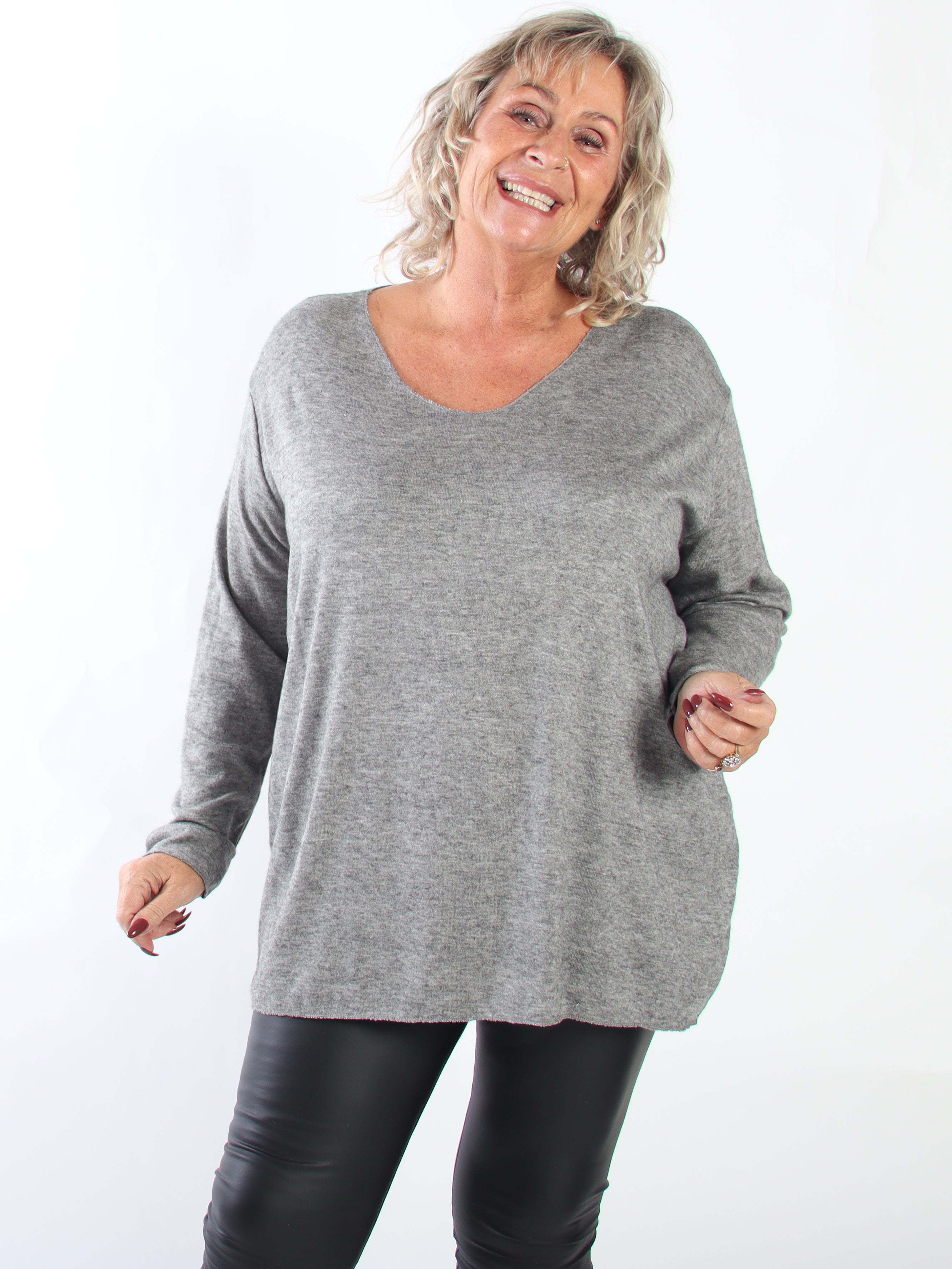 Belis - Mjuk och lätt stickad tröja i plus size i viskos med en vacker V-ringning och behaglig passform