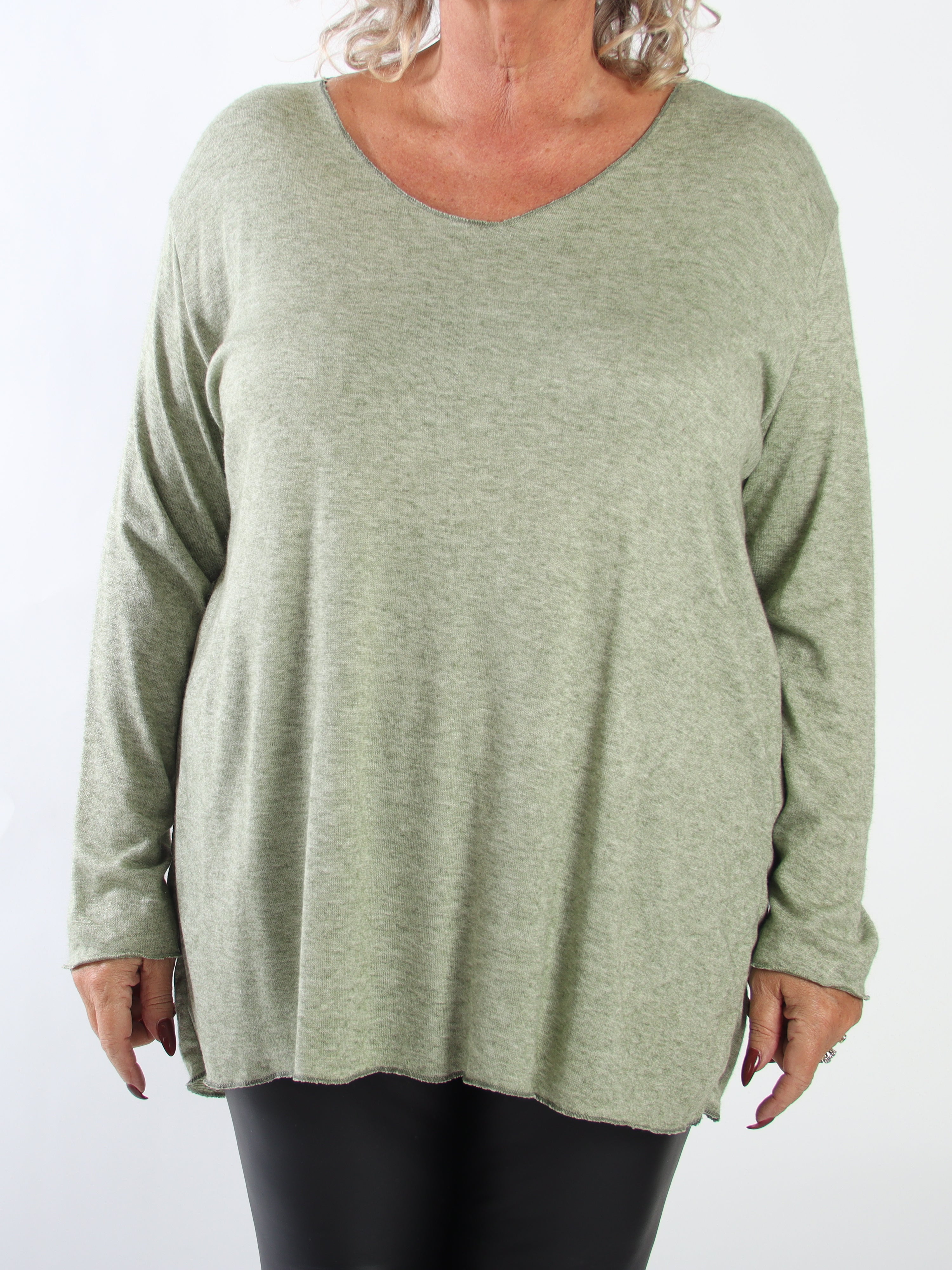 Belis - Mjuk och lätt stickad tröja i plus size i viskos med en vacker V-ringning och behaglig passform