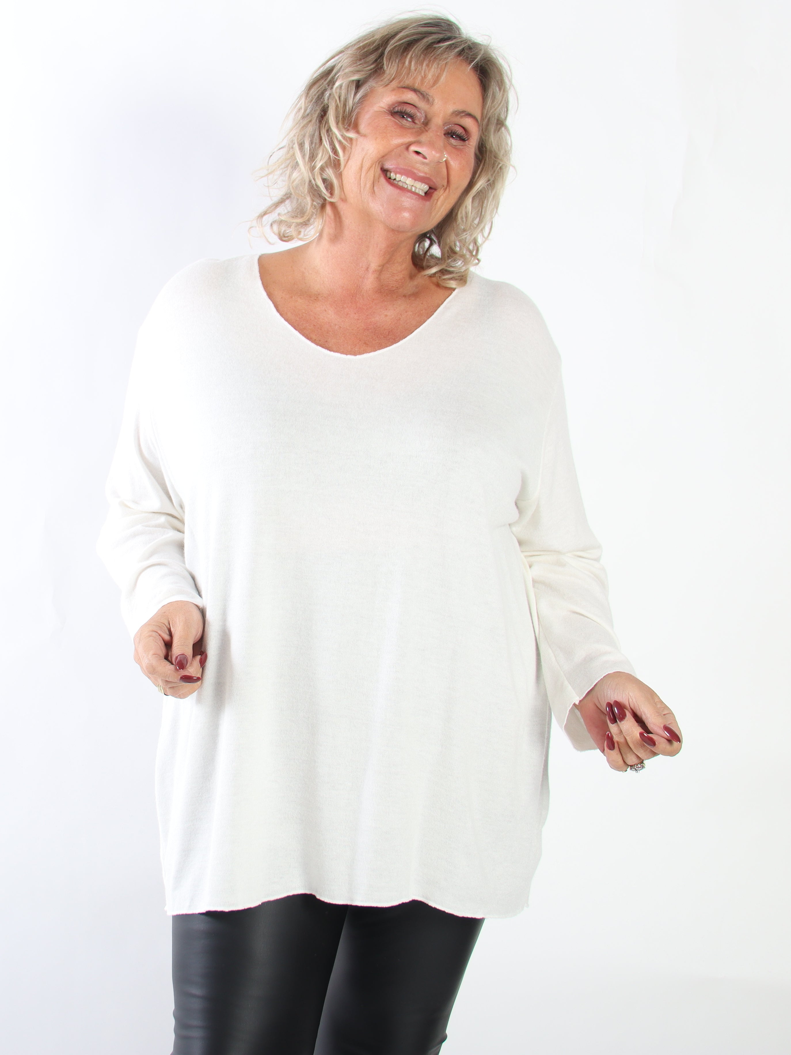 Belis - Mjuk och lätt stickad tröja i plus size i viskos med en vacker V-ringning och behaglig passform
