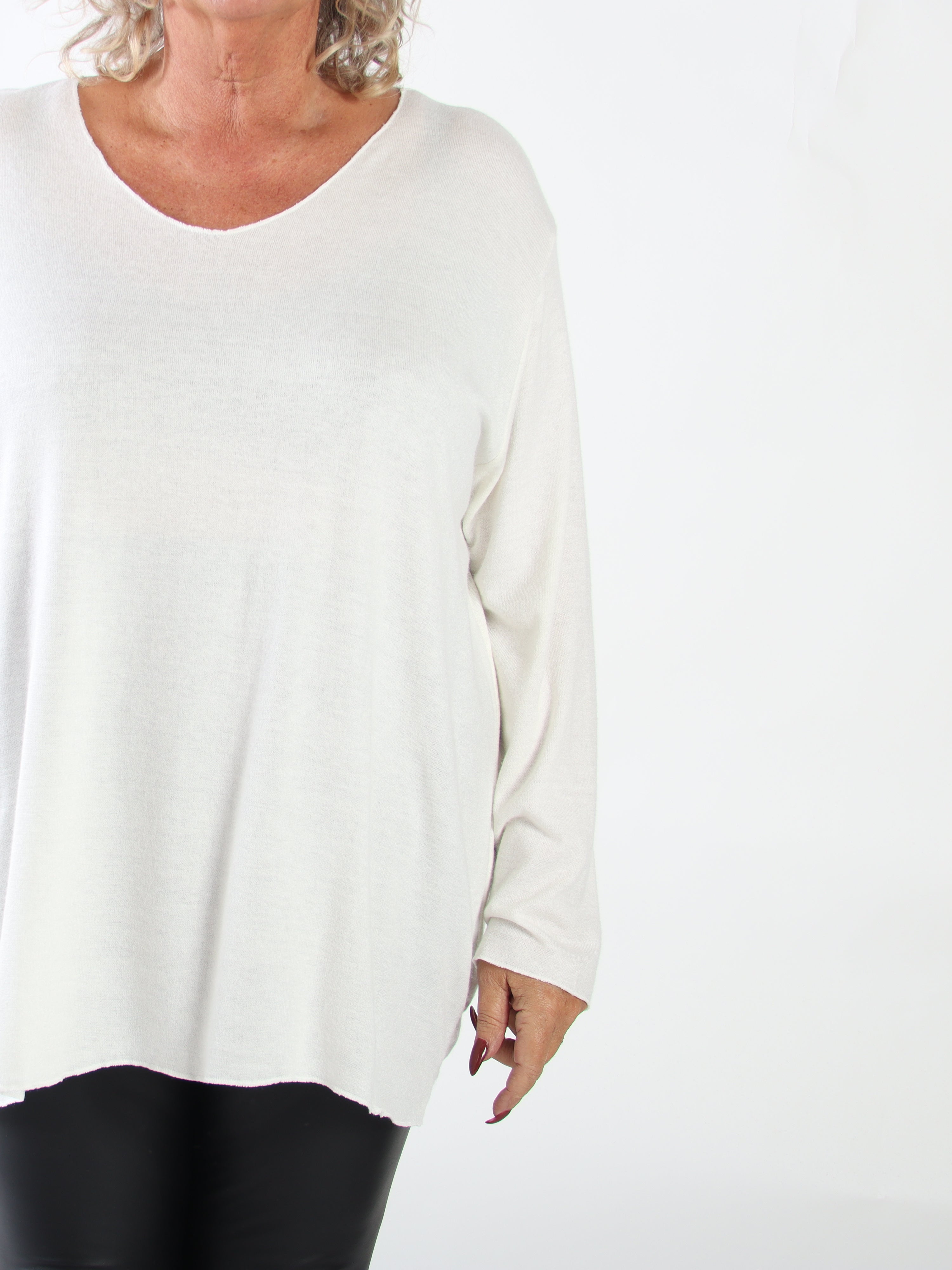 Belis - Mjuk och lätt stickad tröja i plus size i viskos med en vacker V-ringning och behaglig passform