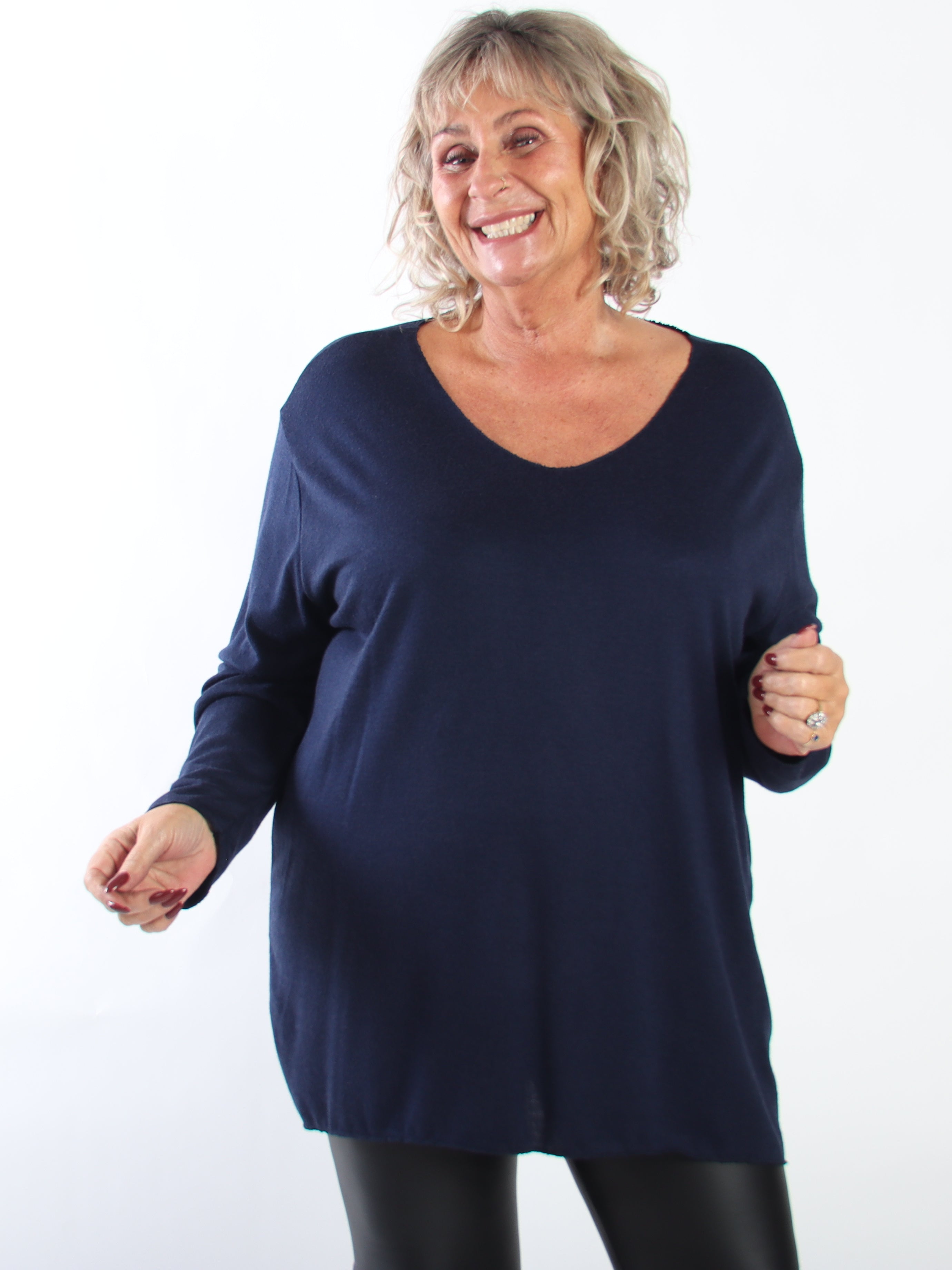 Belis - Mjuk och lätt stickad tröja i plus size i viskos med en vacker V-ringning och behaglig passform