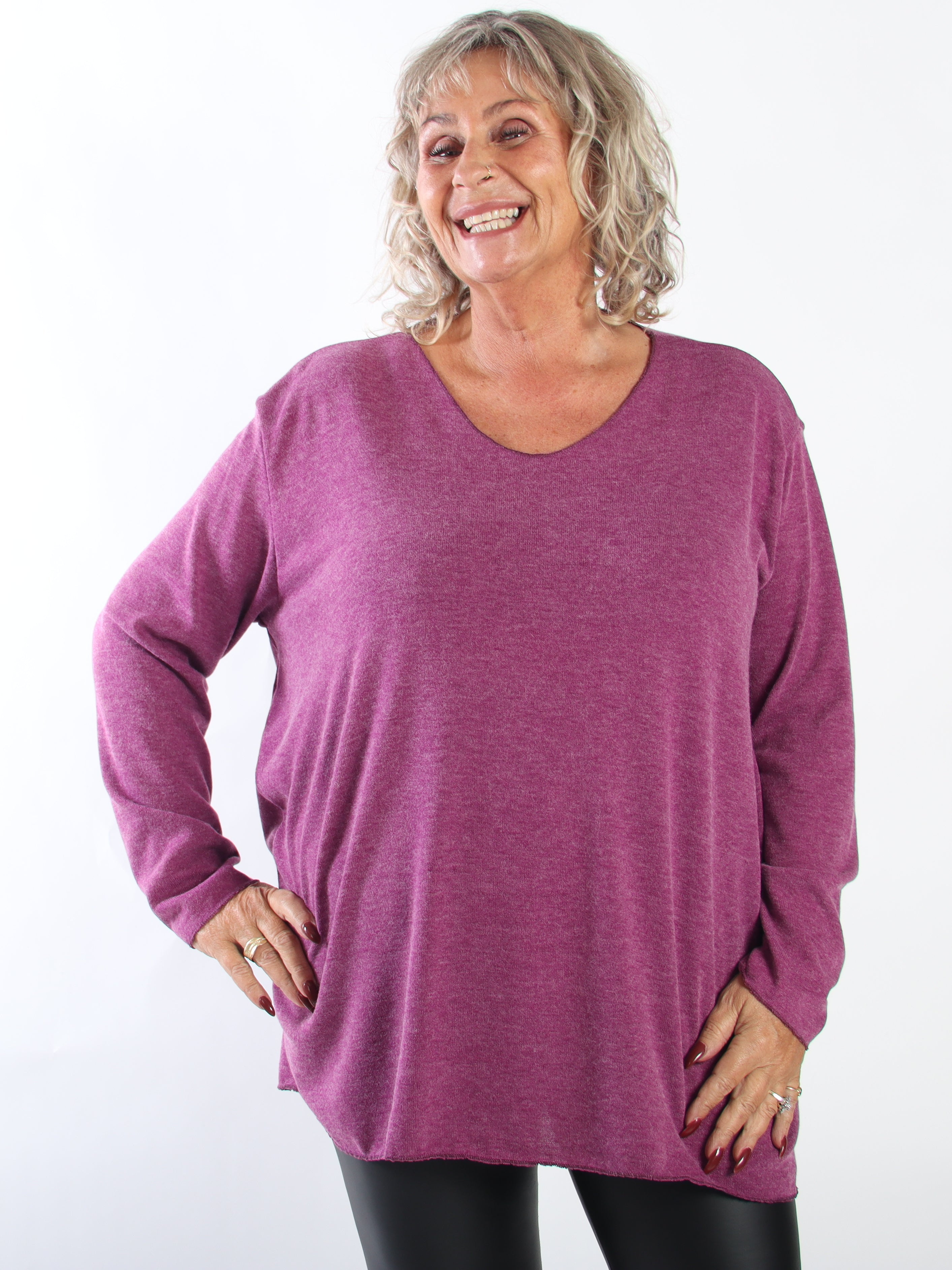 Belis - Mjuk och lätt stickad tröja i plus size i viskos med en vacker V-ringning och behaglig passform