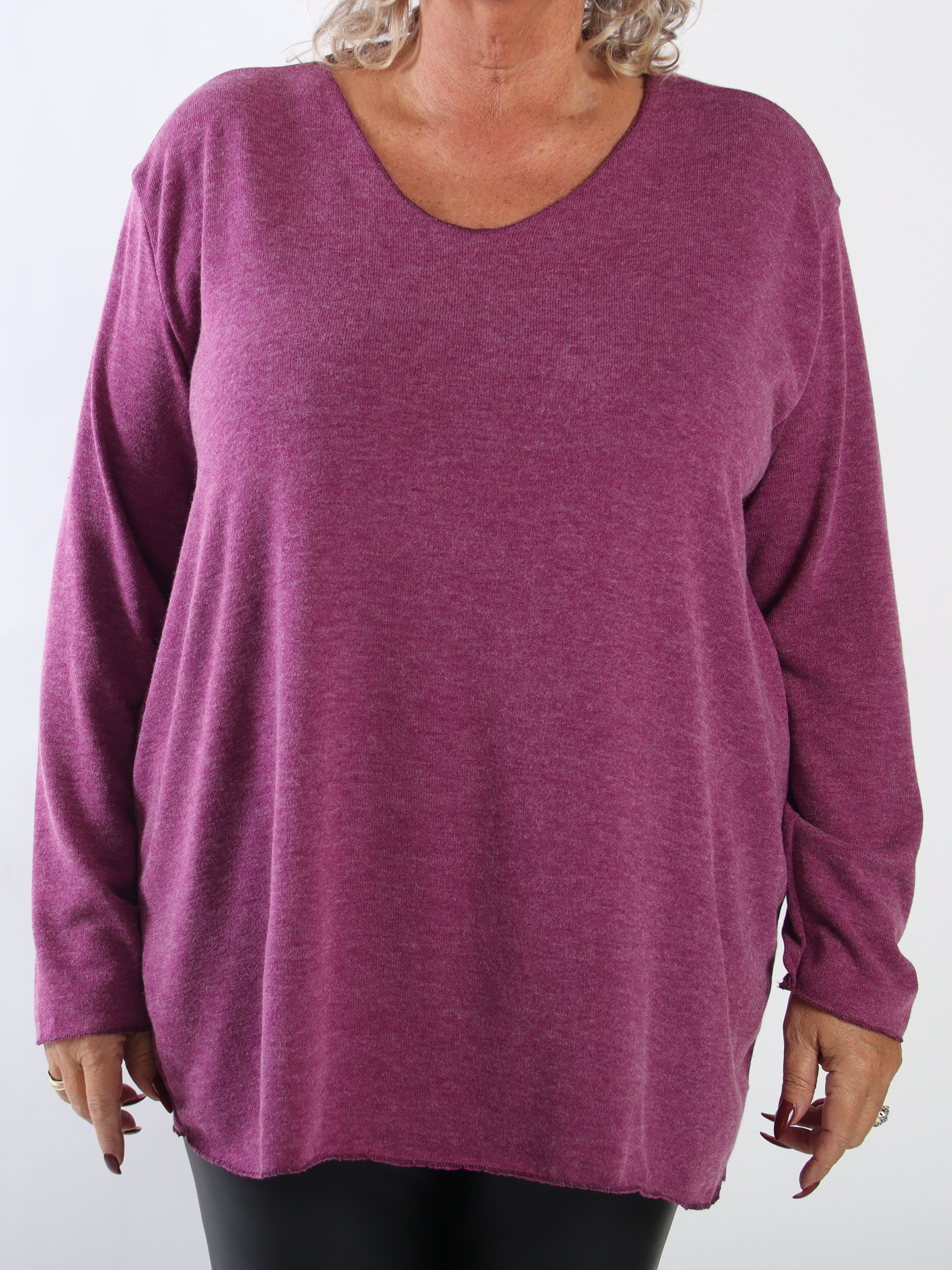 Belis - Mjuk och lätt stickad tröja i plus size i viskos med en vacker V-ringning och behaglig passform