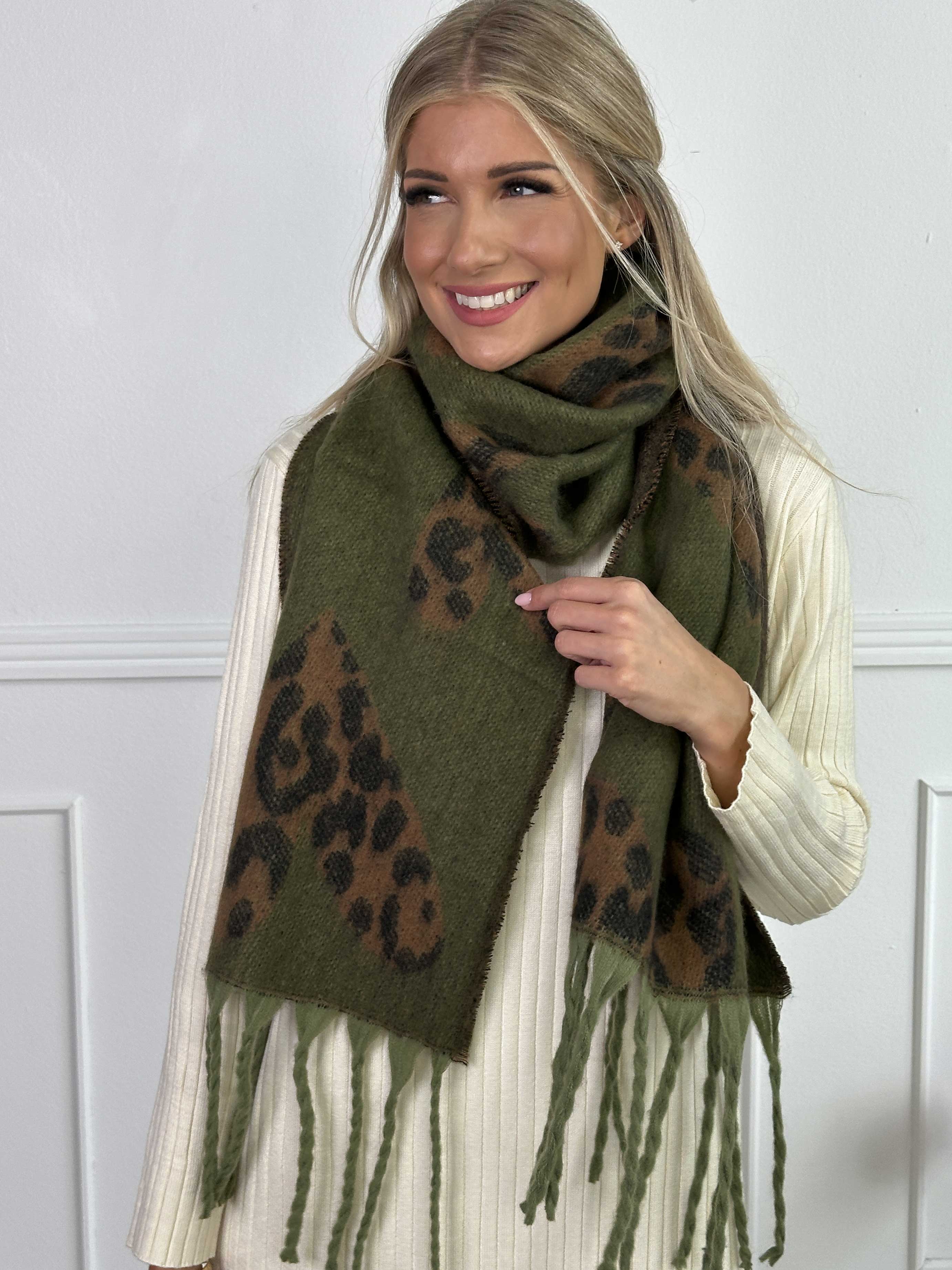 Bellean - Mjuk halsduk med hjärtan av leopardmönster