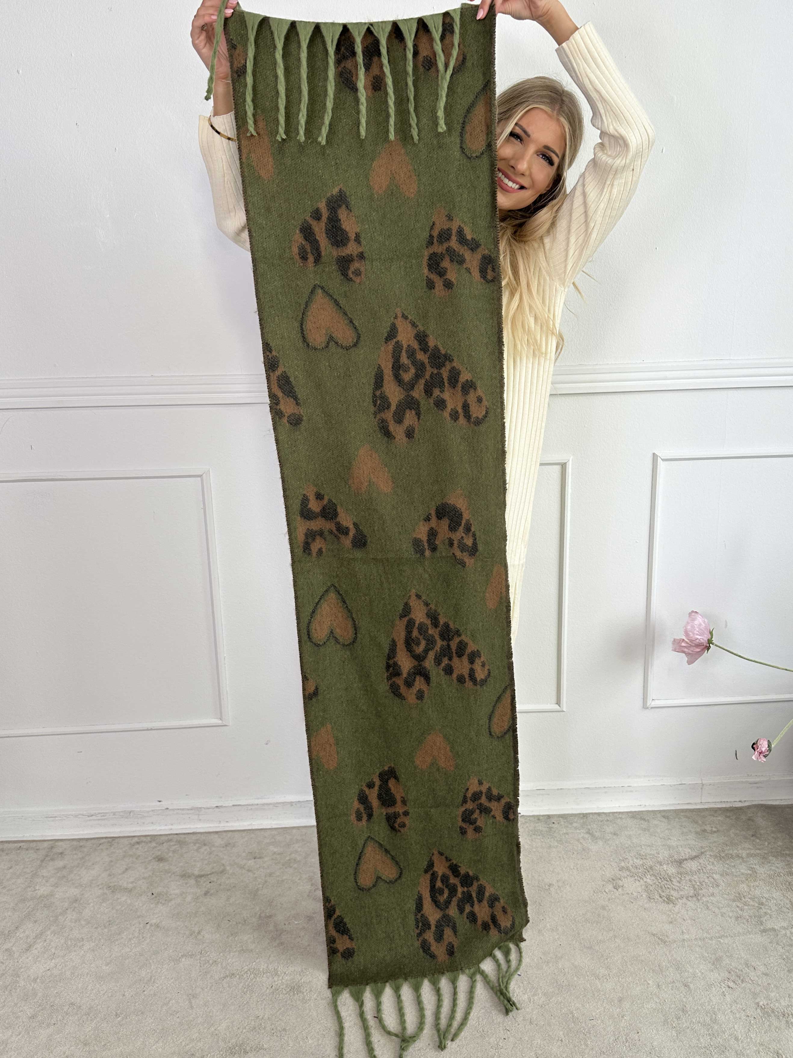 Bellean - Mjuk halsduk med hjärtan av leopardmönster