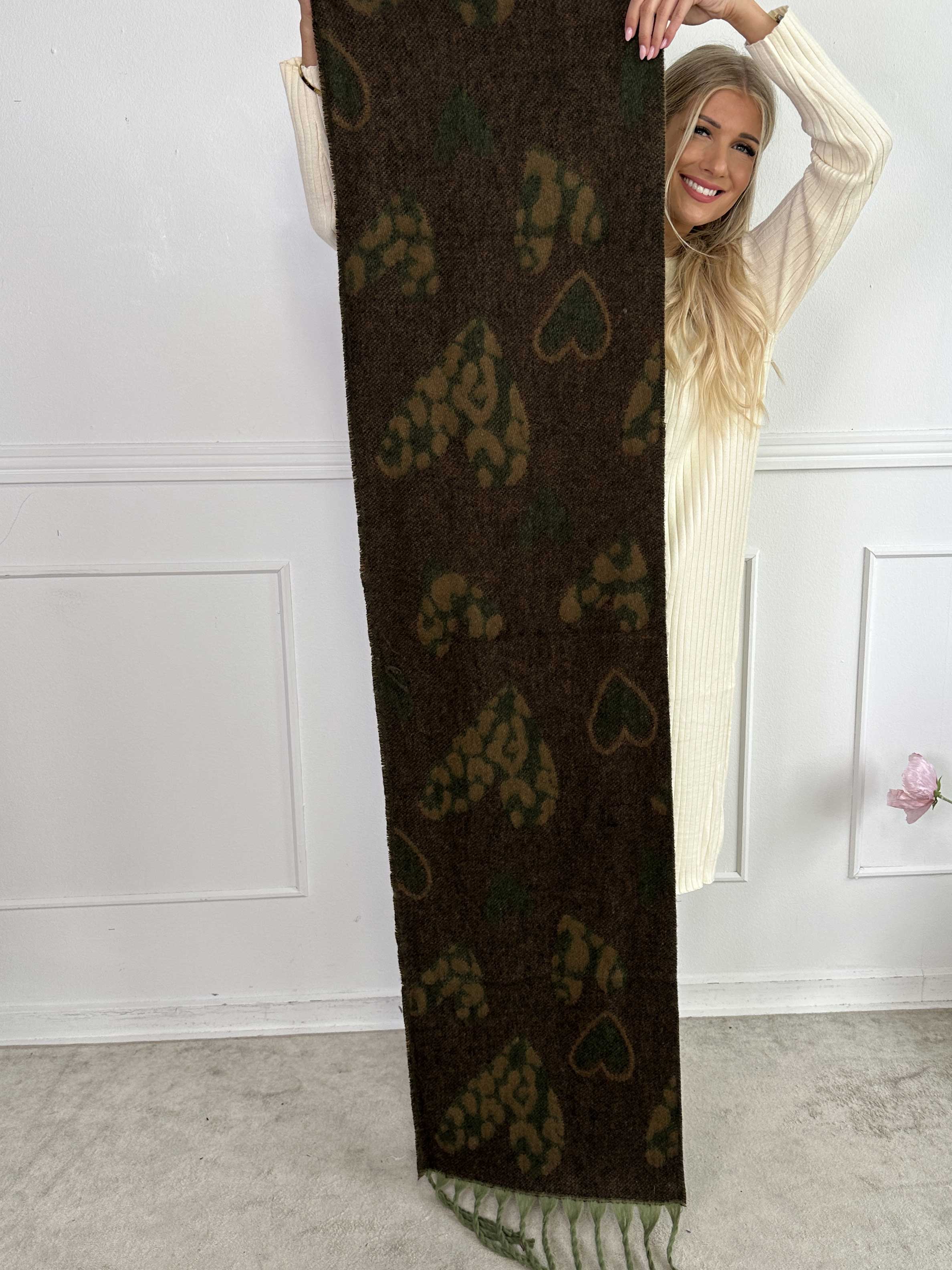 Bellean - Mjuk halsduk med hjärtan av leopardmönster