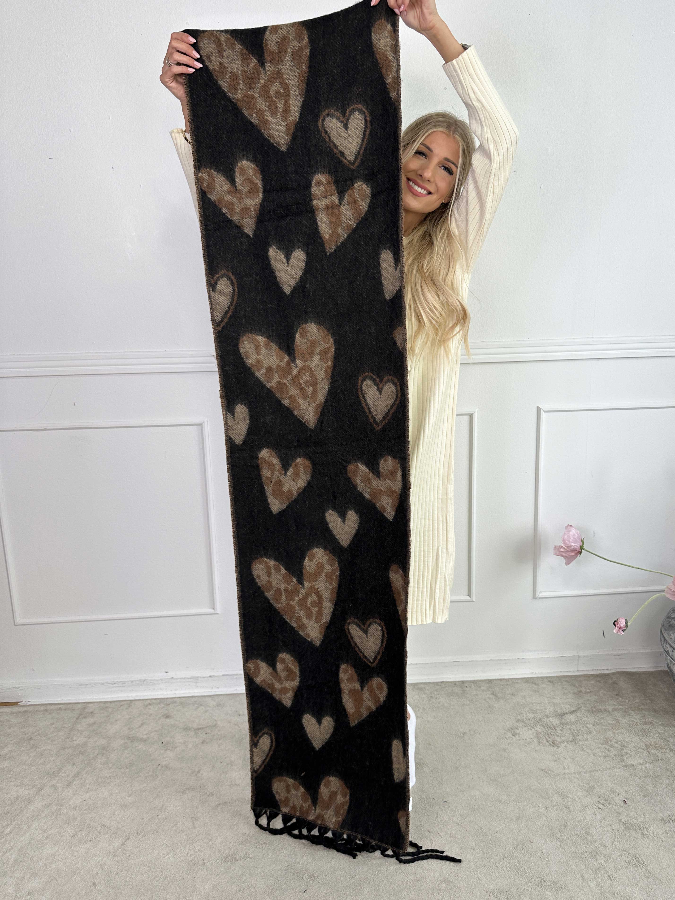 Bellean - Mjuk halsduk med hjärtan av leopardmönster