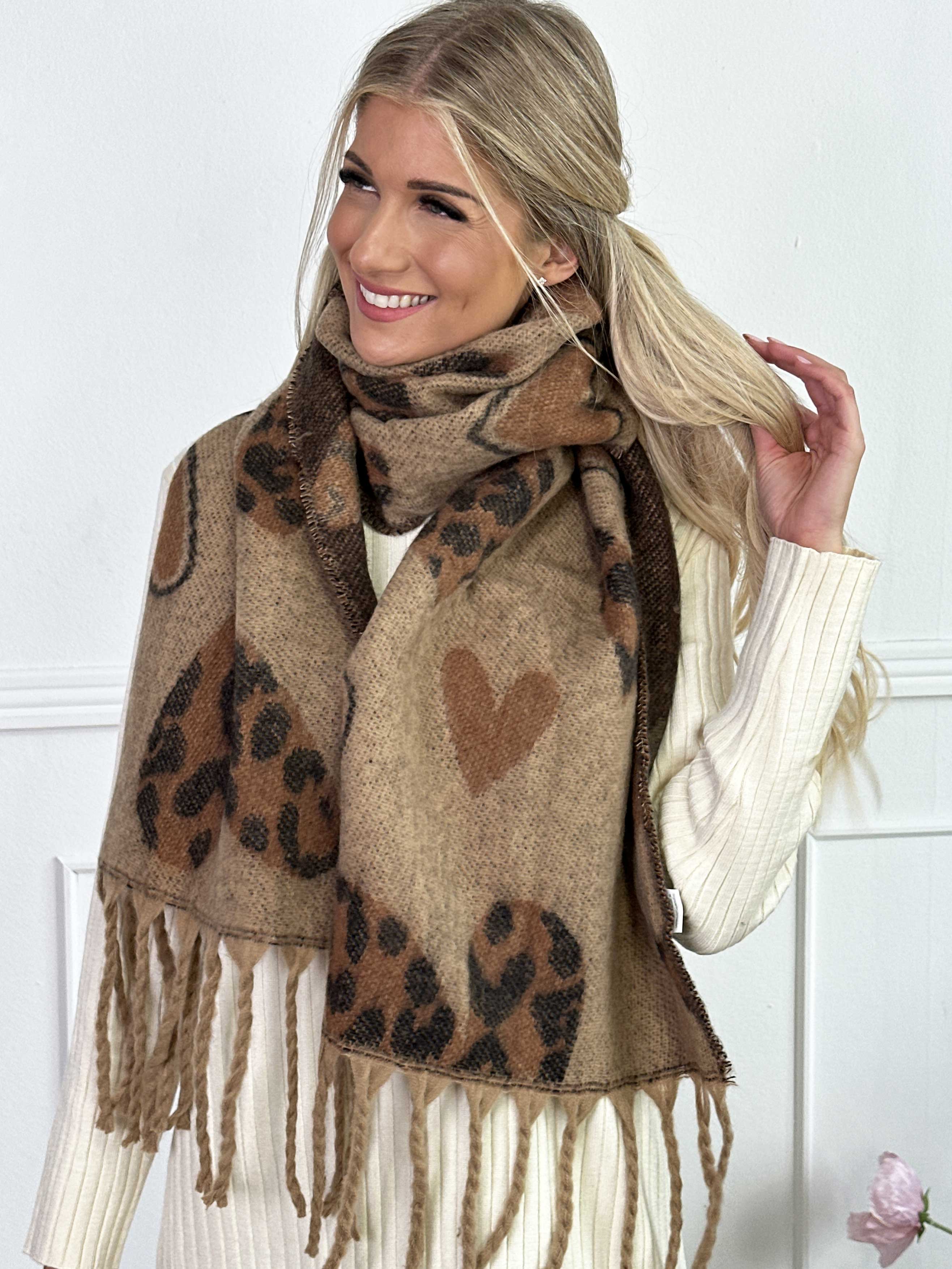 Bellean - Mjuk halsduk med hjärtan av leopardmönster