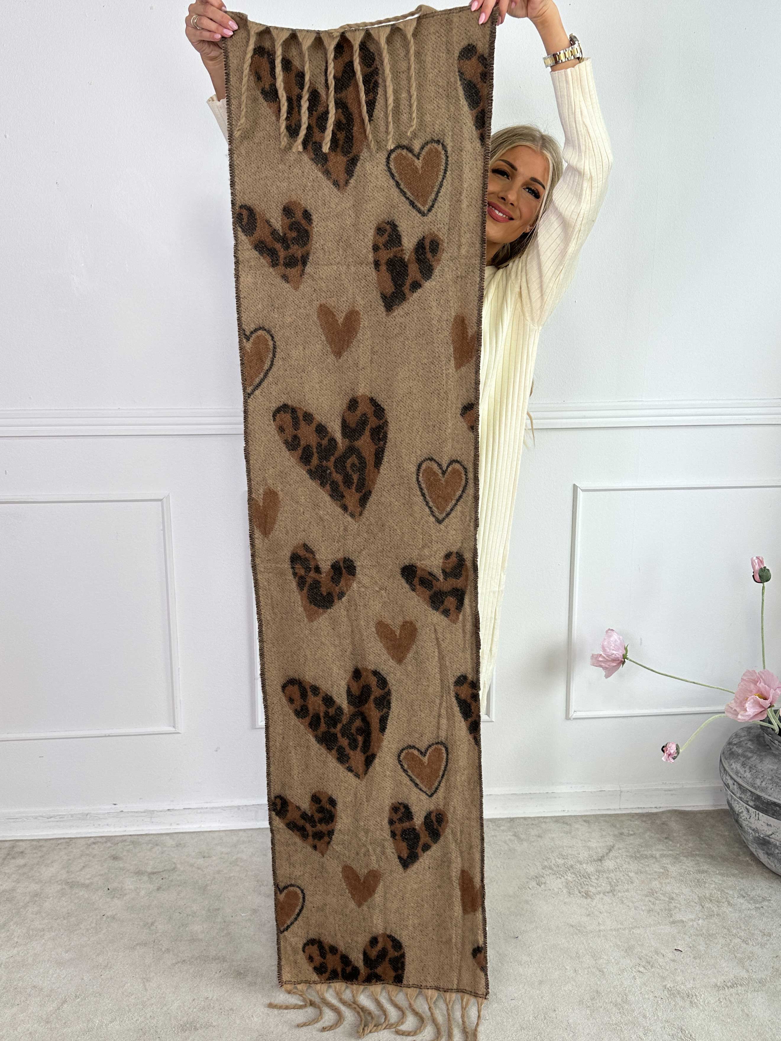 Bellean - Mjuk halsduk med hjärtan av leopardmönster
