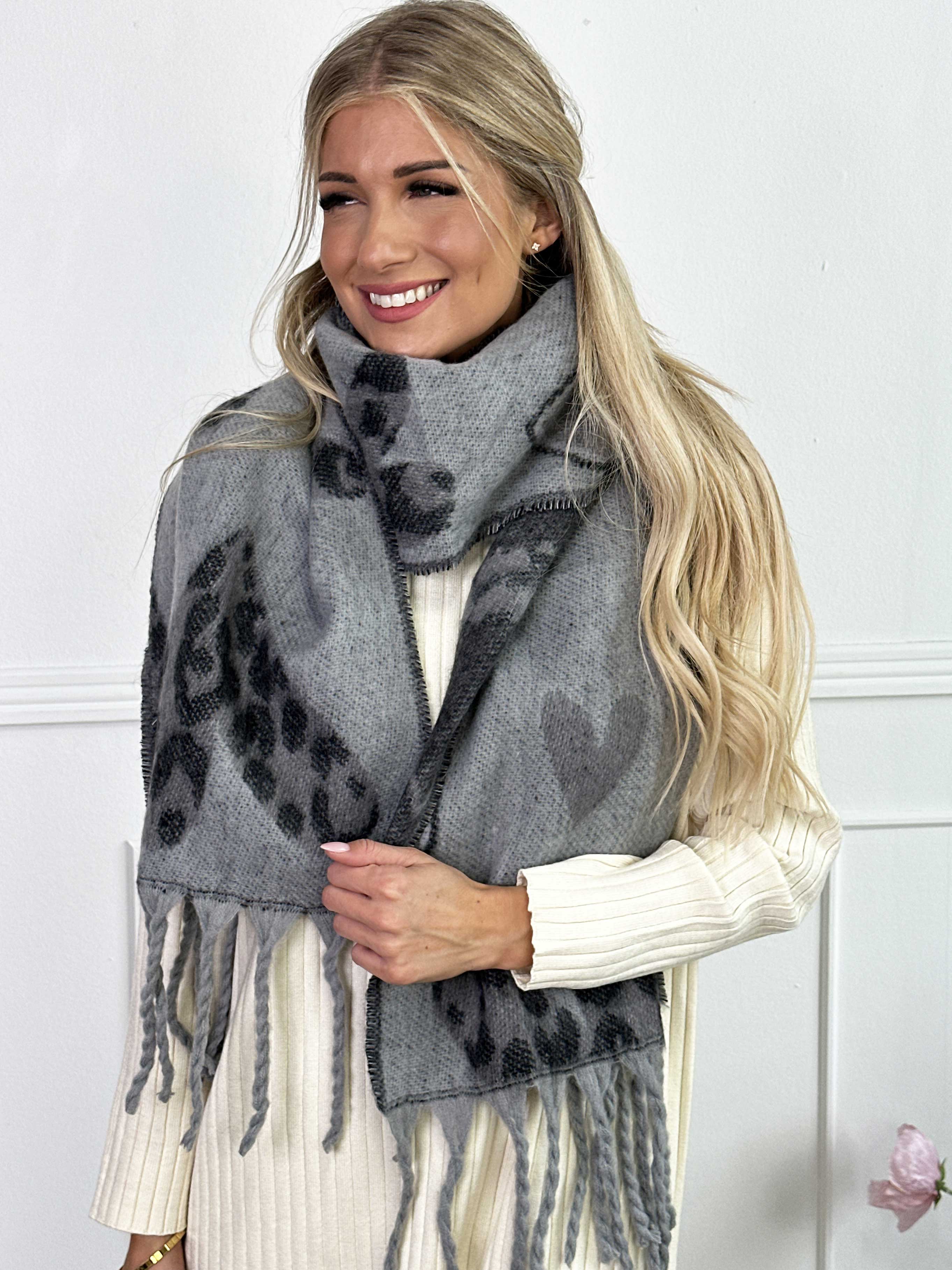 Bellean - Mjuk halsduk med hjärtan av leopardmönster