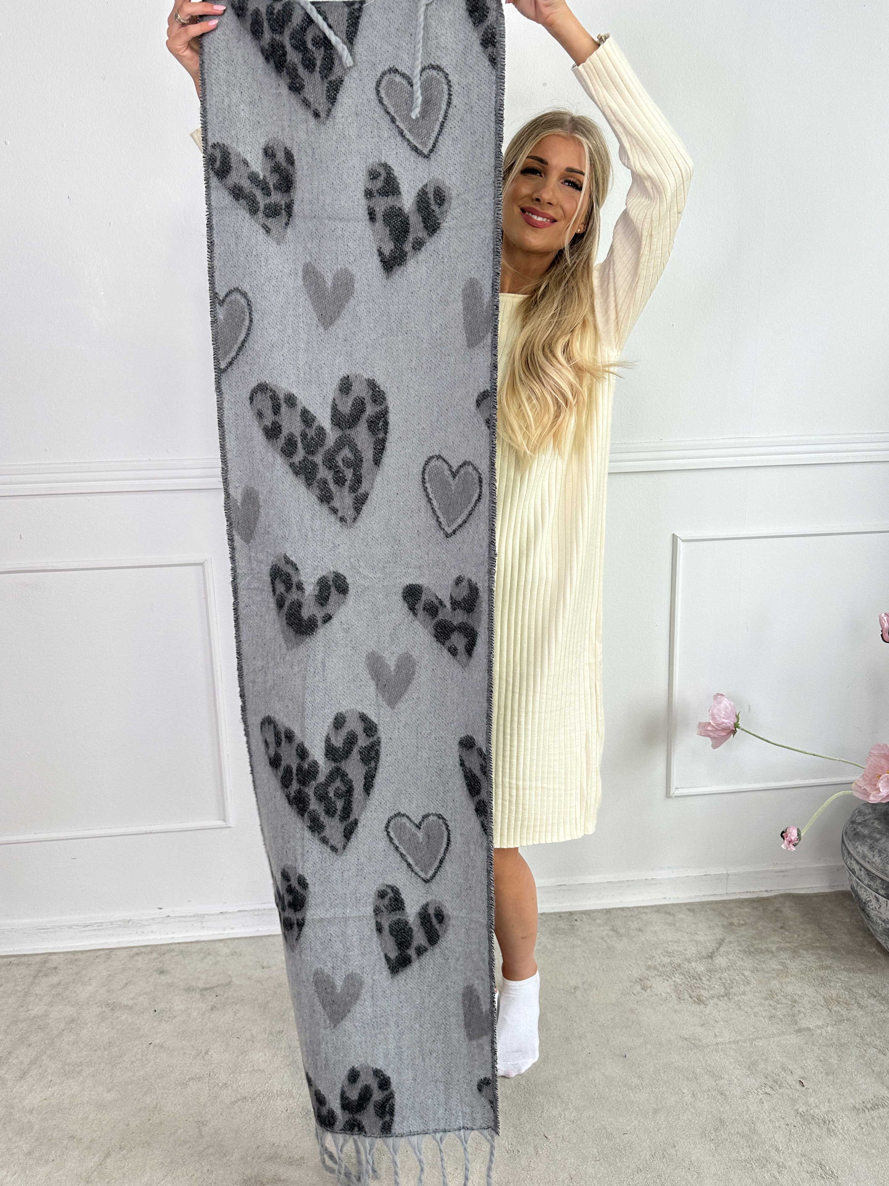 Bellean - Mjuk halsduk med hjärtan av leopardmönster