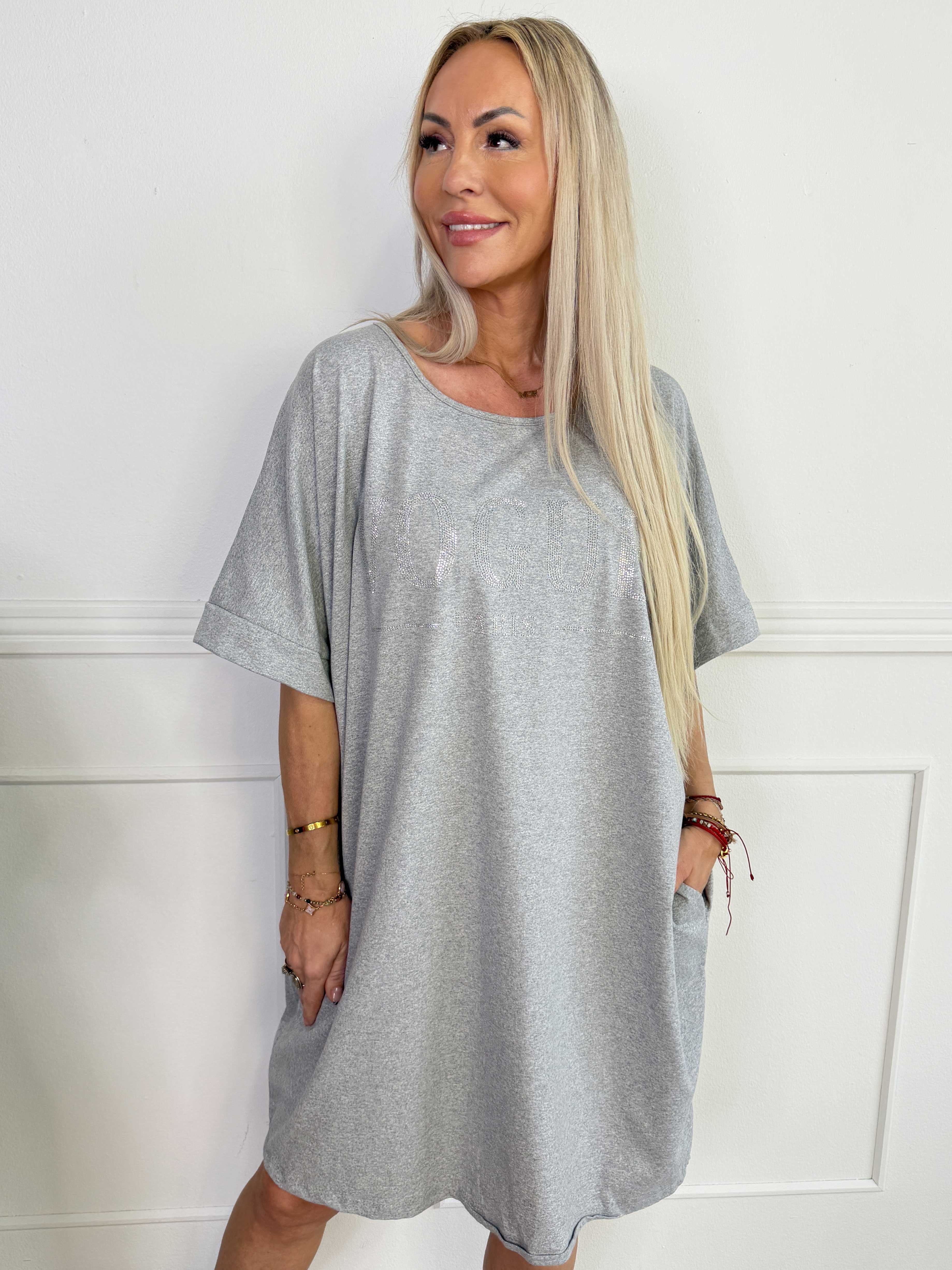 Berna - T-shirtkjole i bomuld med lommer og glimtende “VOGUE”-detalje