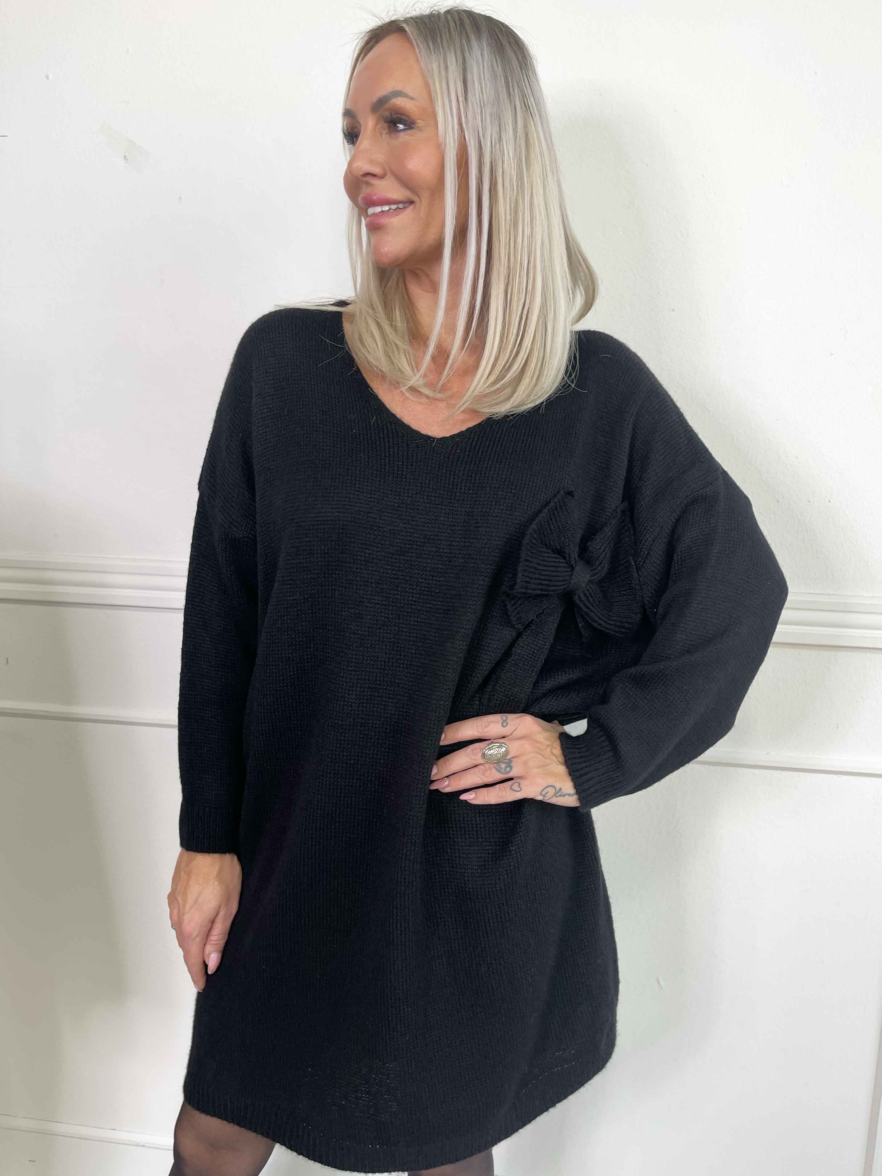 Berra - Stickad klänning med band och rosett