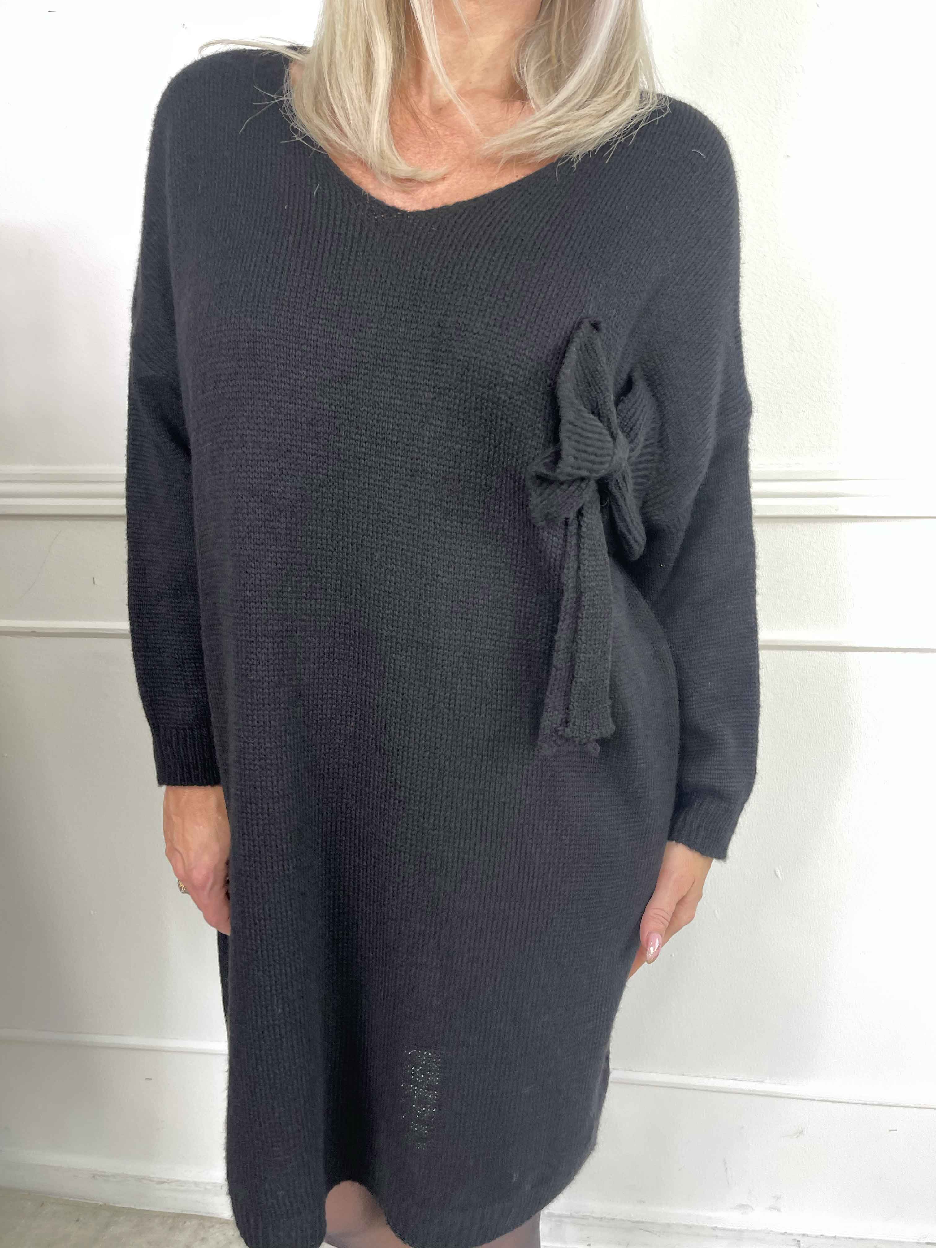 Berra - Stickad klänning med band och rosett