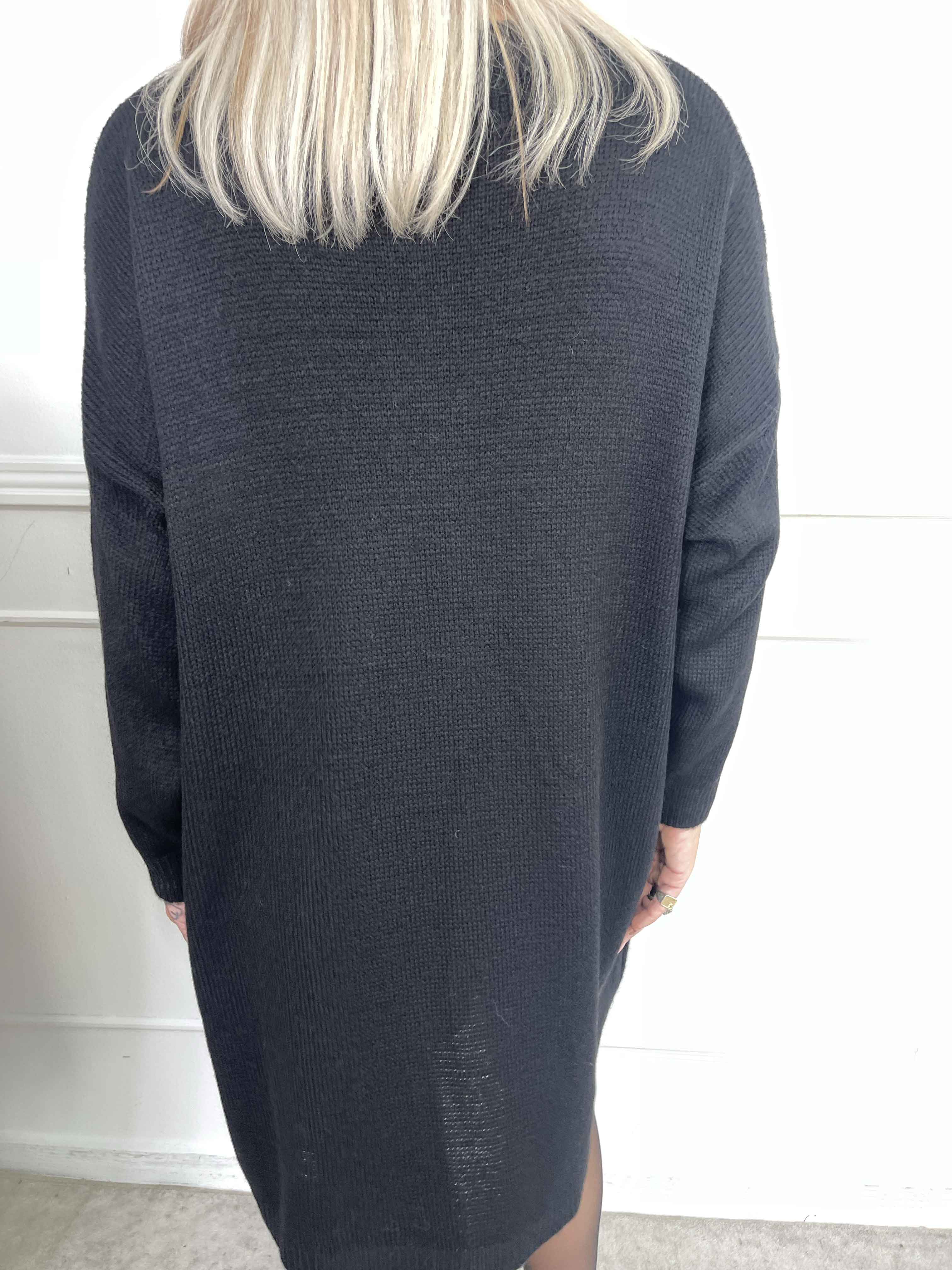 Berra - Stickad klänning med band och rosett