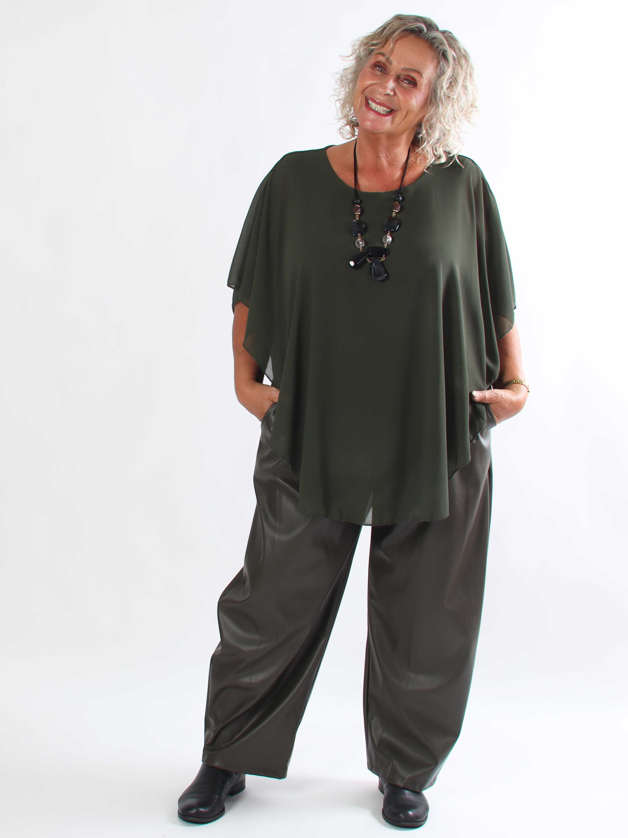 Betina - Fede plus size bukser i trendy læderlook med elastikkant i livet