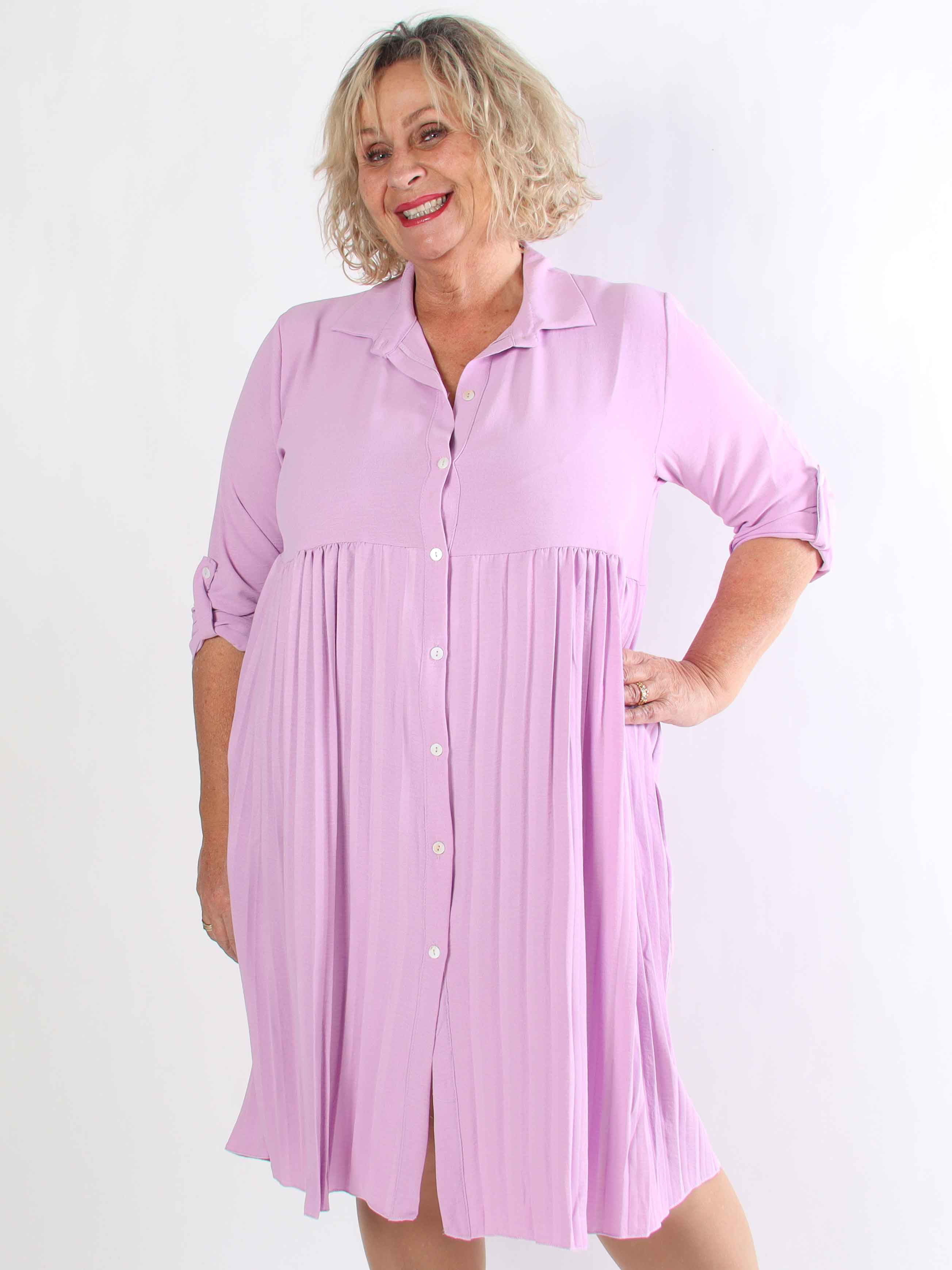 Betsy - Plus size skjortekjole i blød viskose med plisseret skørt