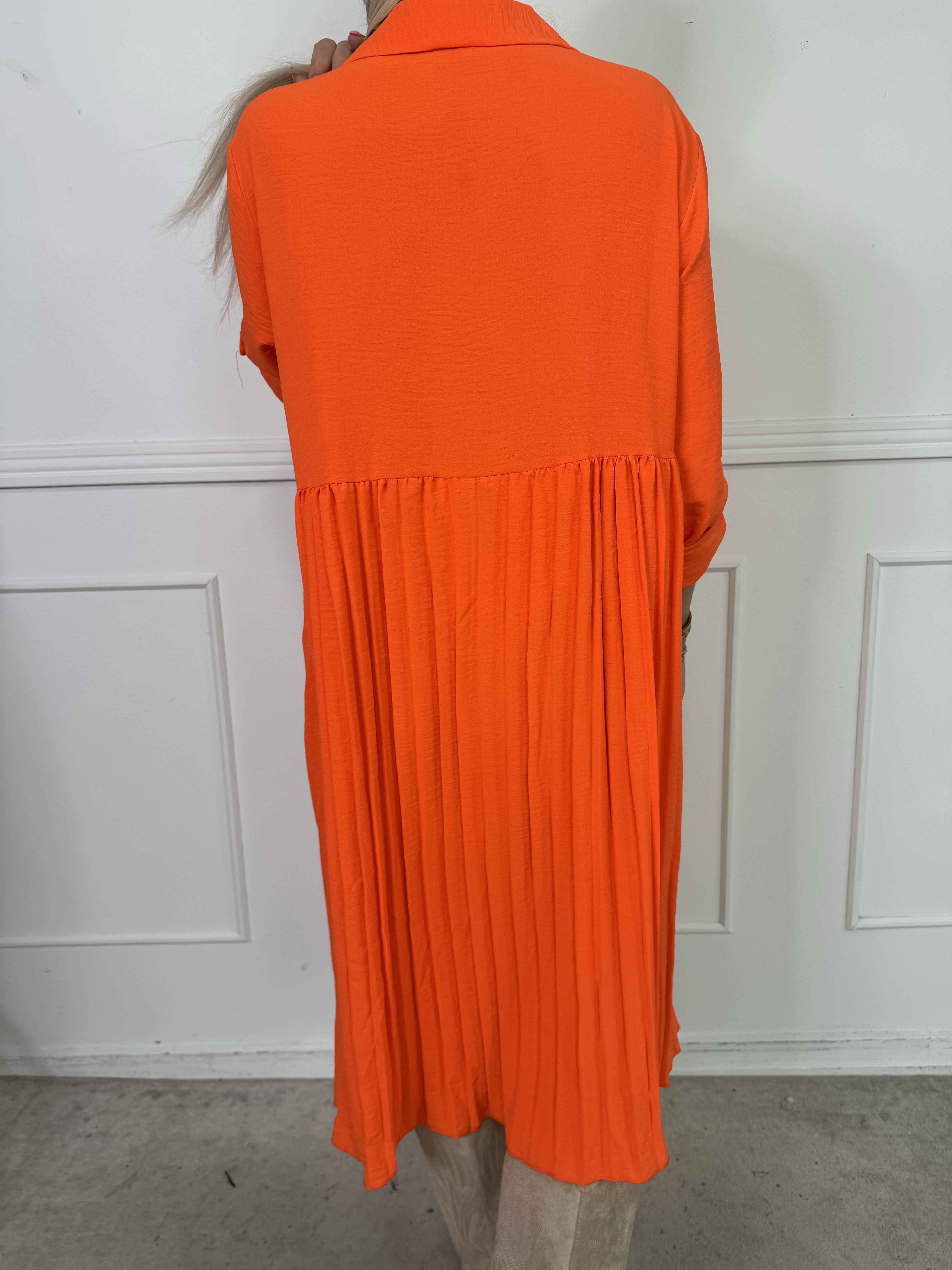 Betsy - Elegant skjortekjole i blød viskose med plisseret skørt