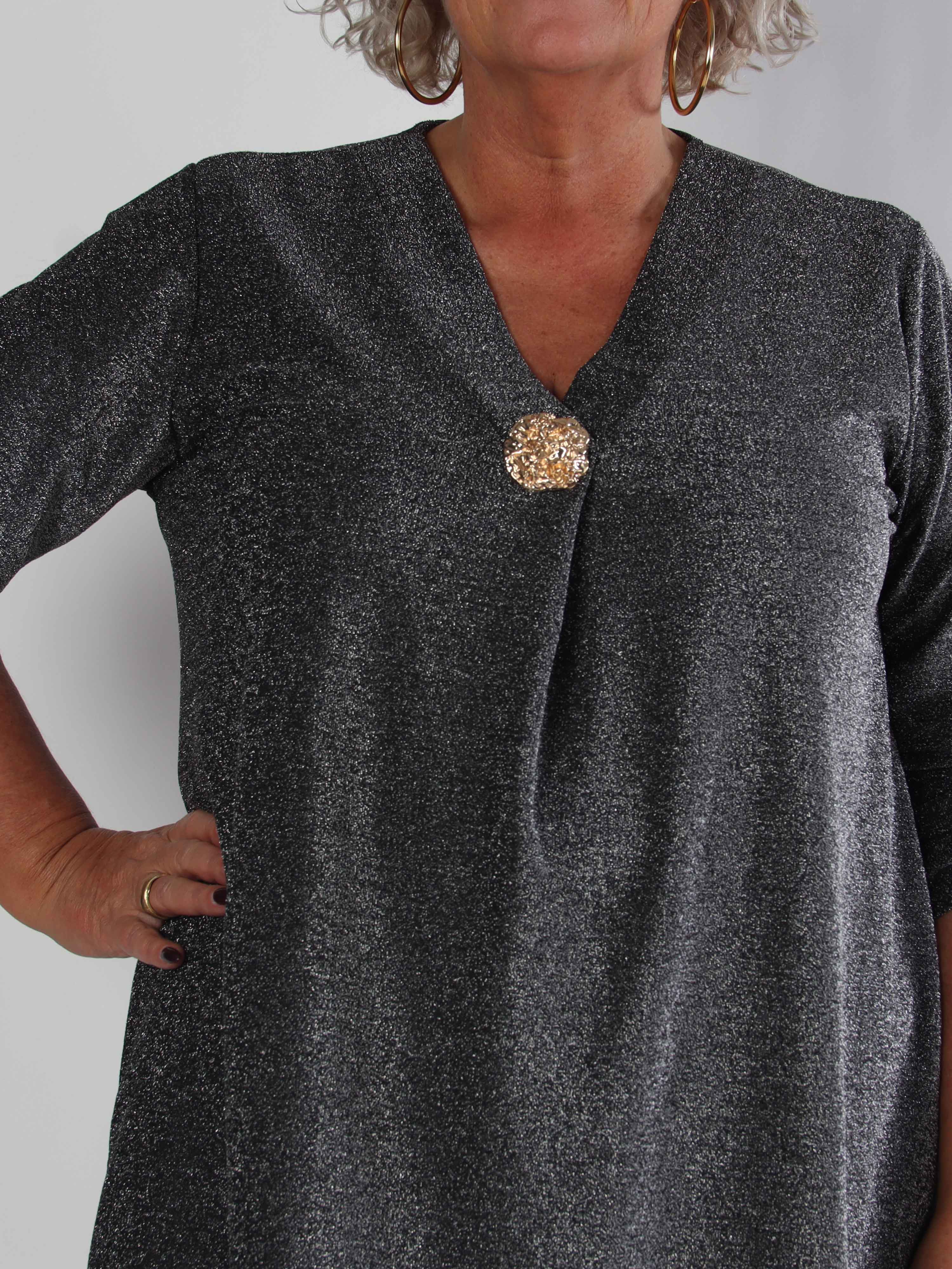 Betty - Söt glittrig plus size tunikaklänning med guldbrosch