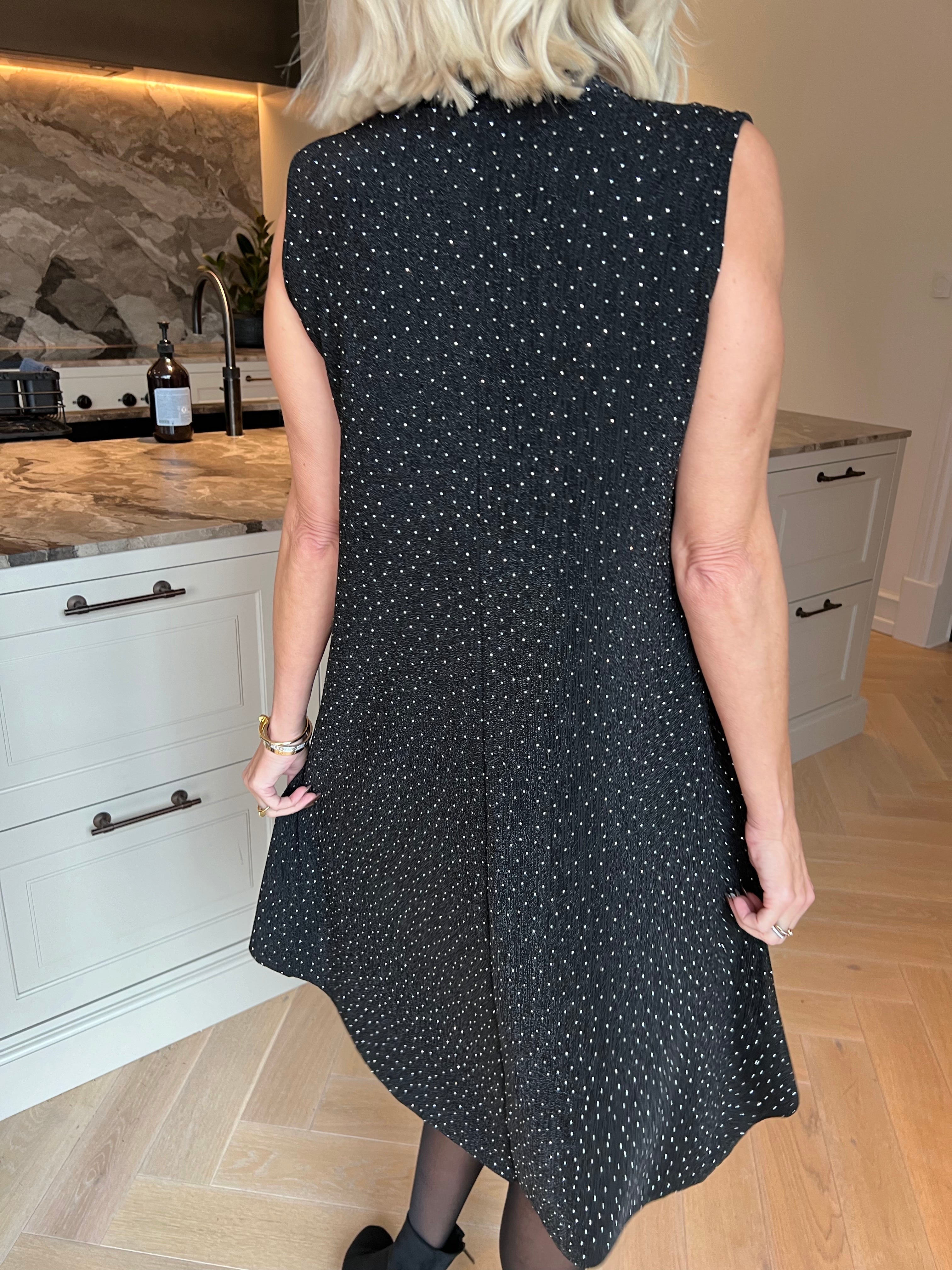 Bibbiana - Stretchig klänning med glittrande glittertrådar, fina strass och en V-ringning