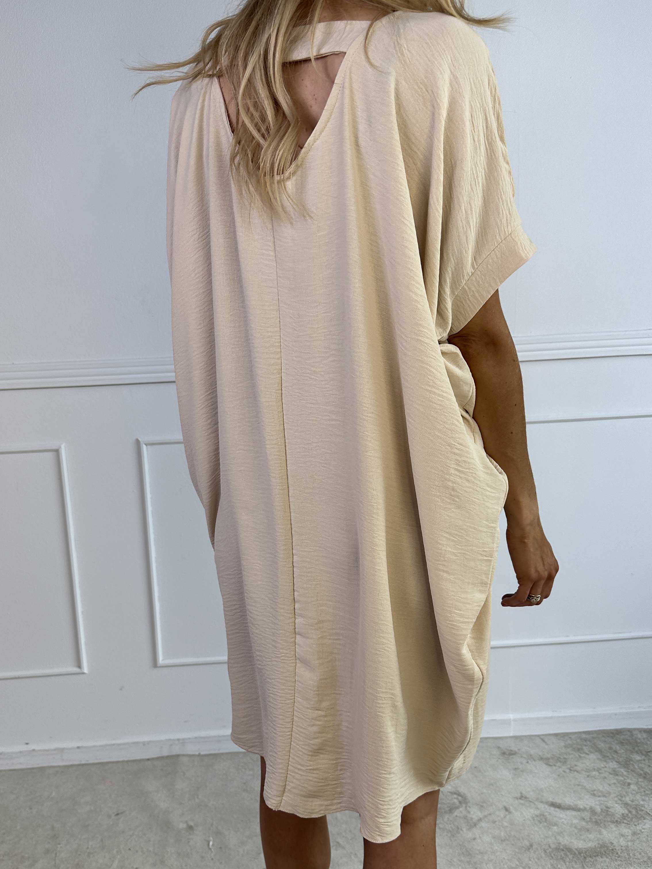 Bine - Söt klänning med lös passform och guldtryck på bröstet