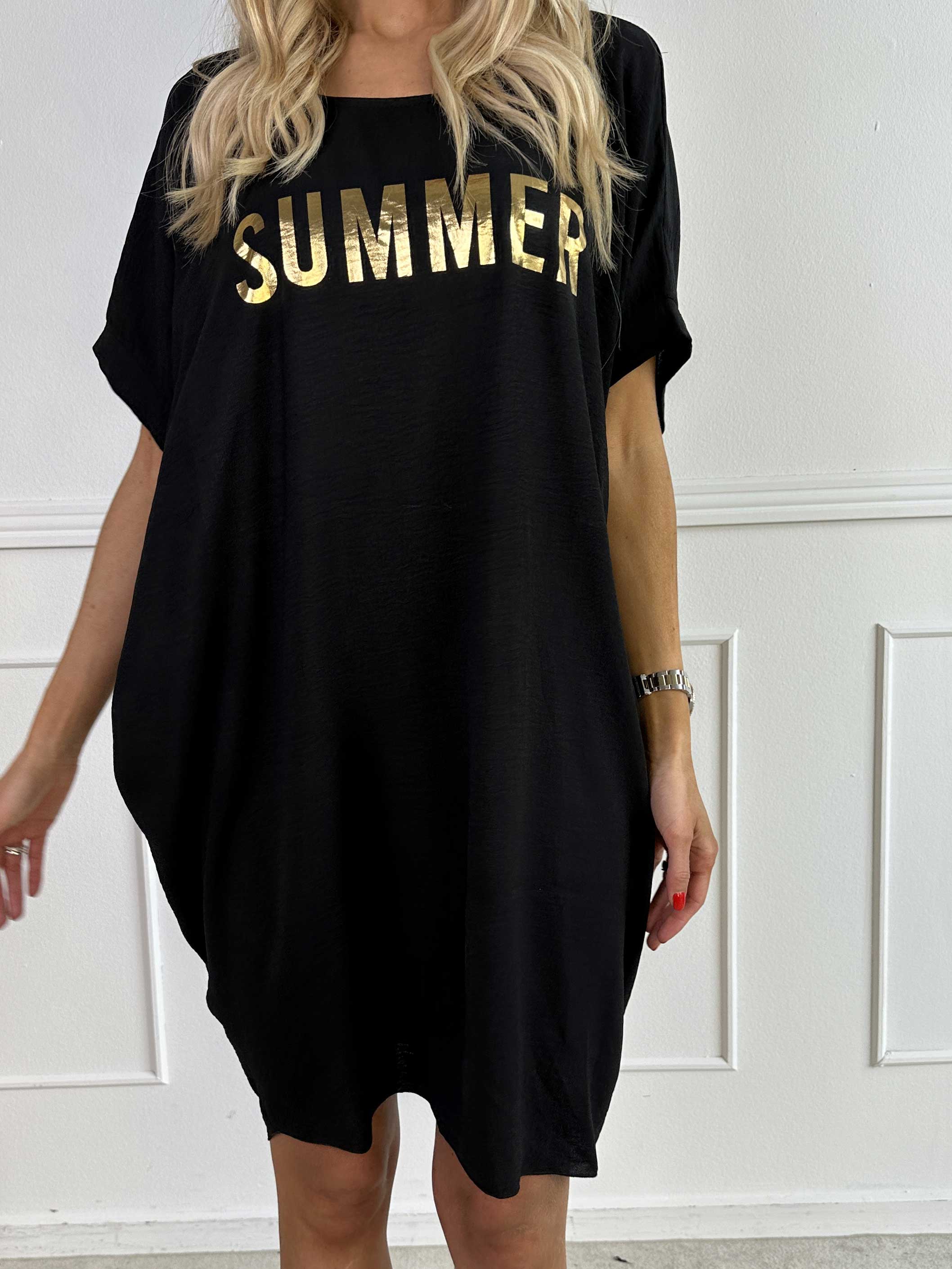 Bine - Söt klänning med lös passform och guldtryck på bröstet