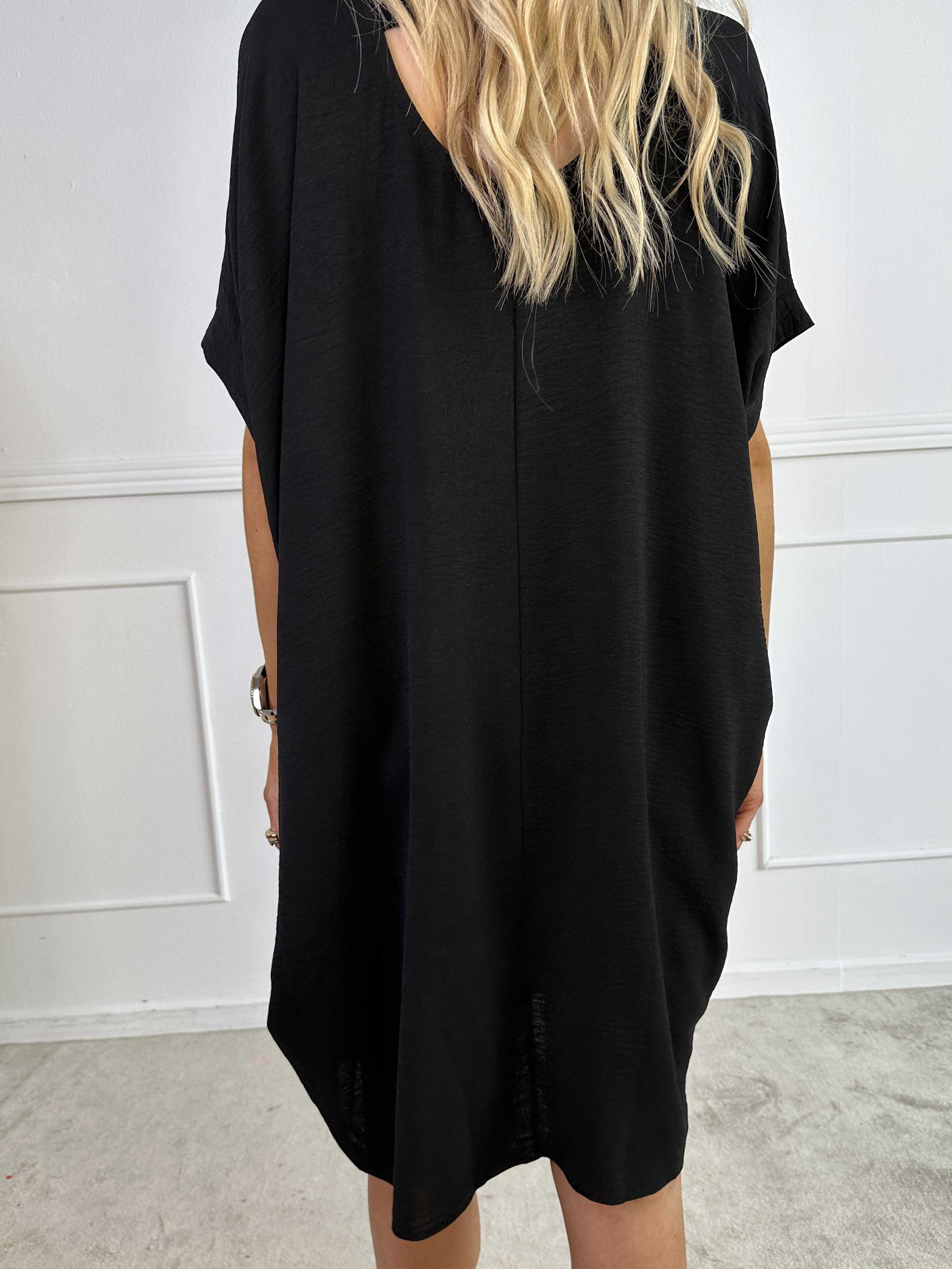 Bine - Söt klänning med lös passform och guldtryck på bröstet