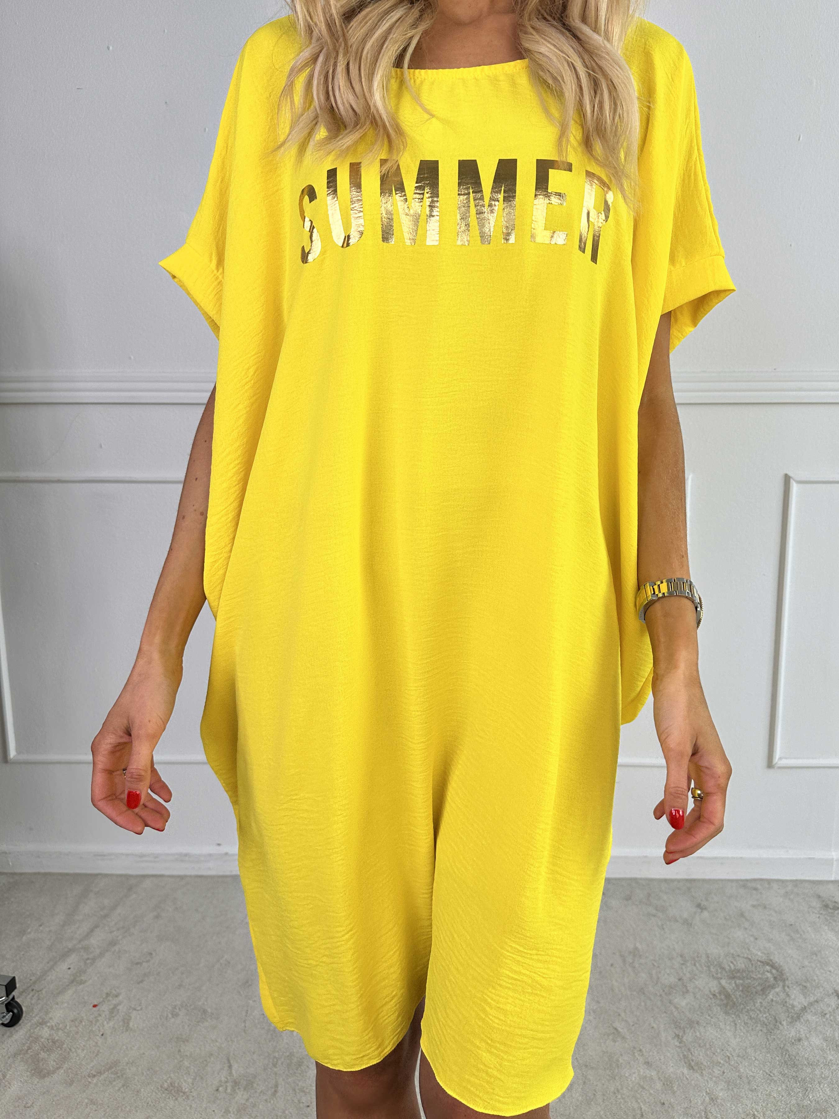 Bine - Söt klänning med lös passform och guldtryck på bröstet