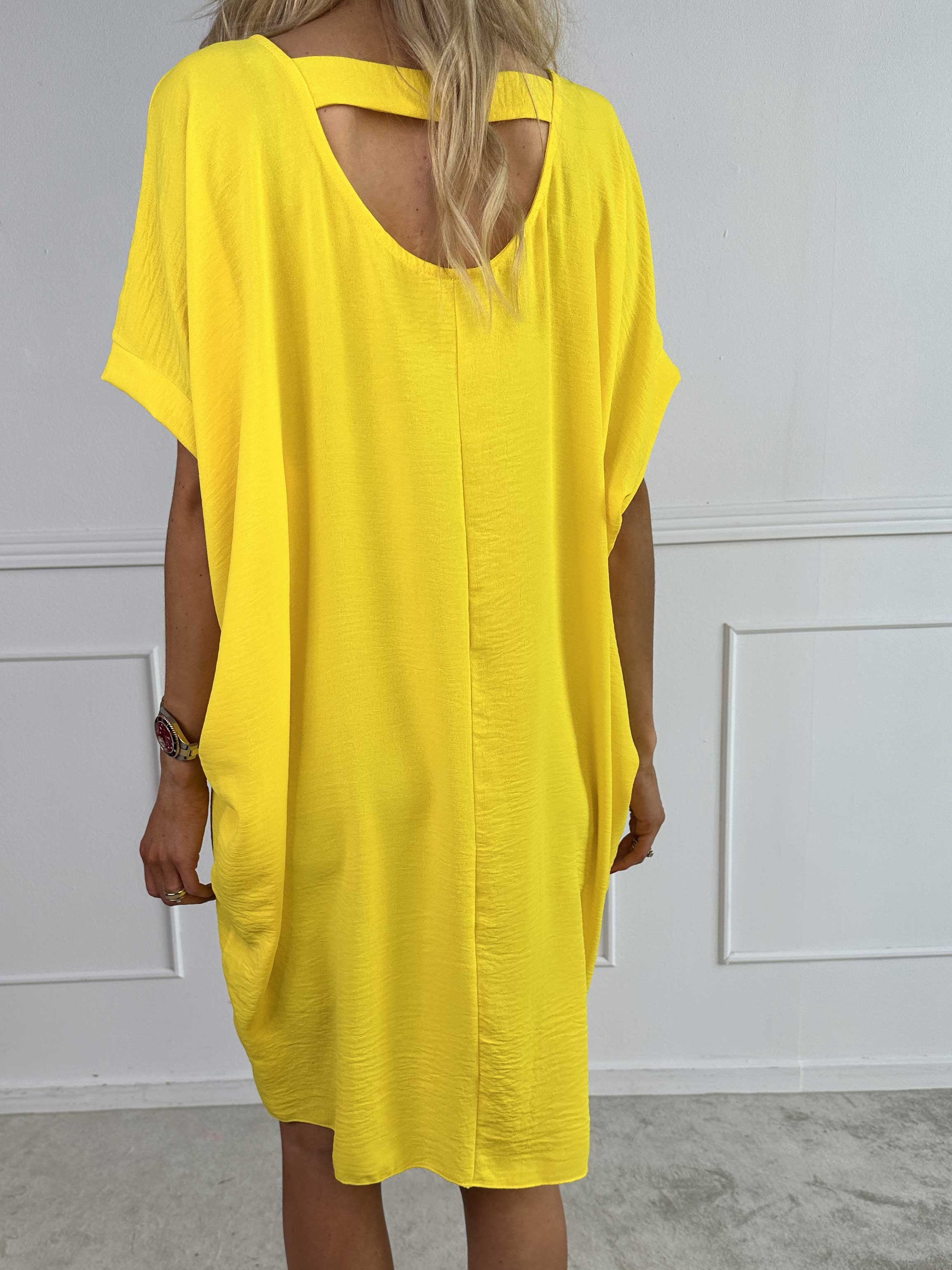 Bine - Söt klänning med lös passform och guldtryck på bröstet