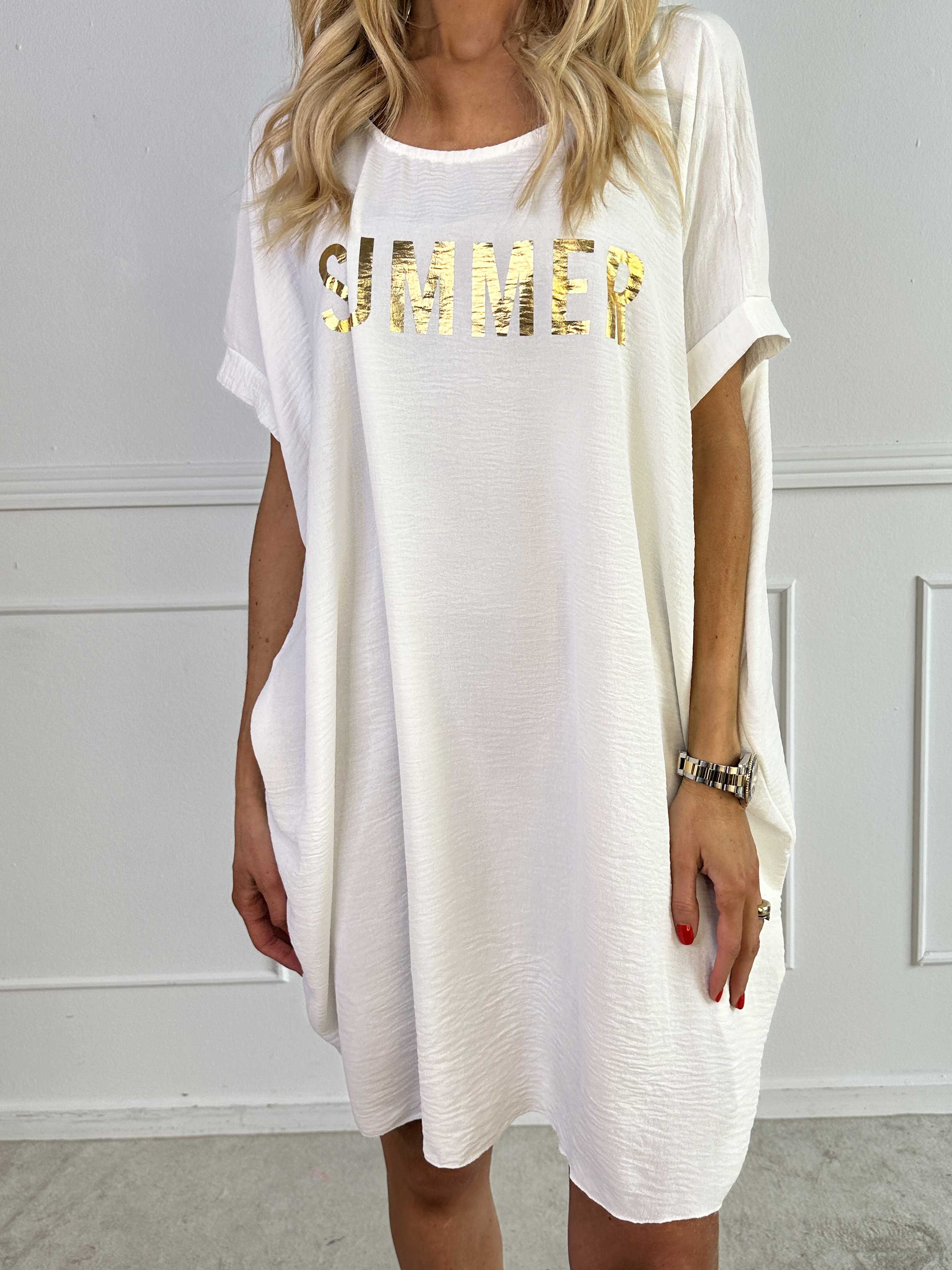 Bine - Söt klänning med lös passform och guldtryck på bröstet