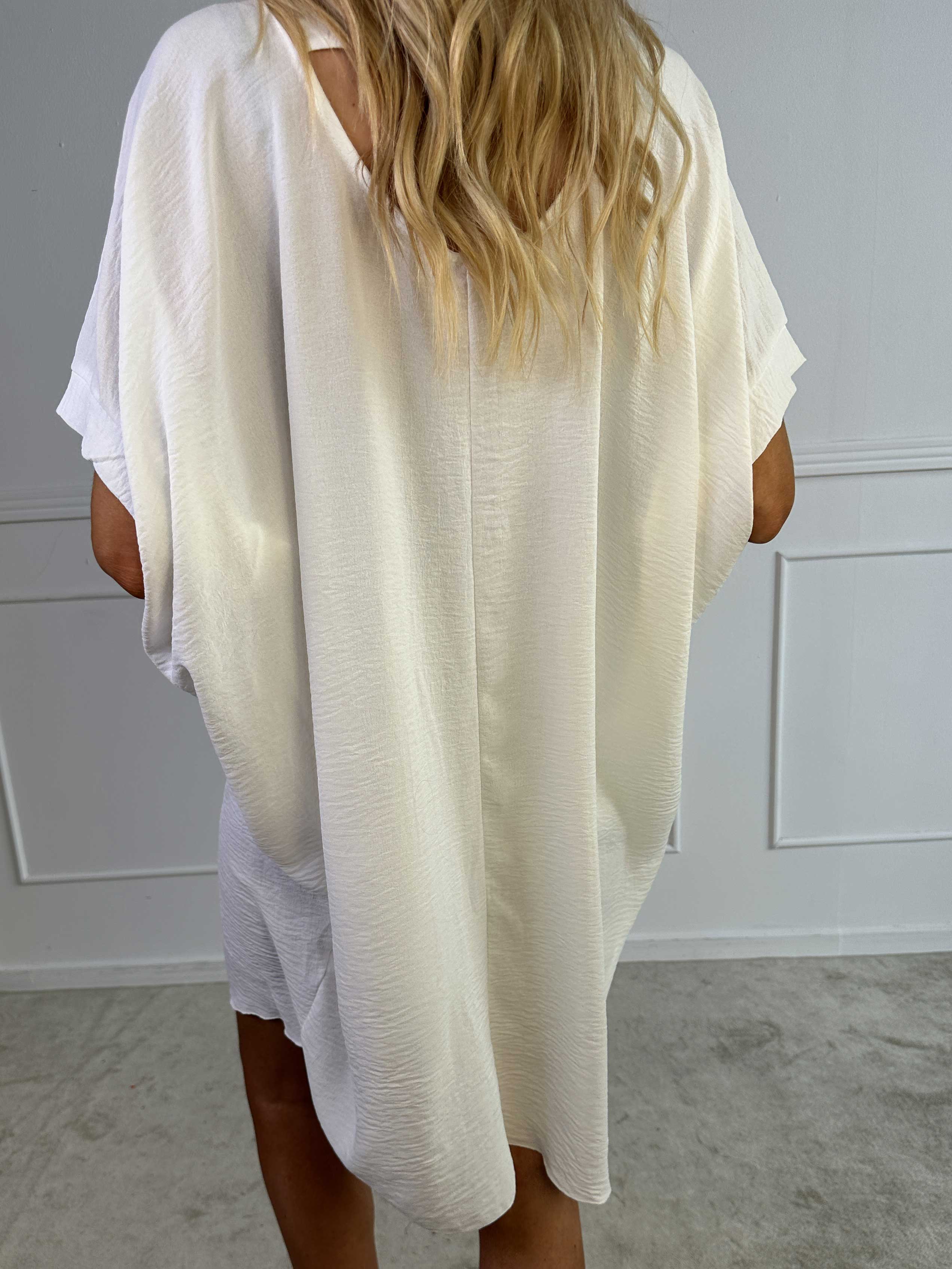 Bine - Söt klänning med lös passform och guldtryck på bröstet