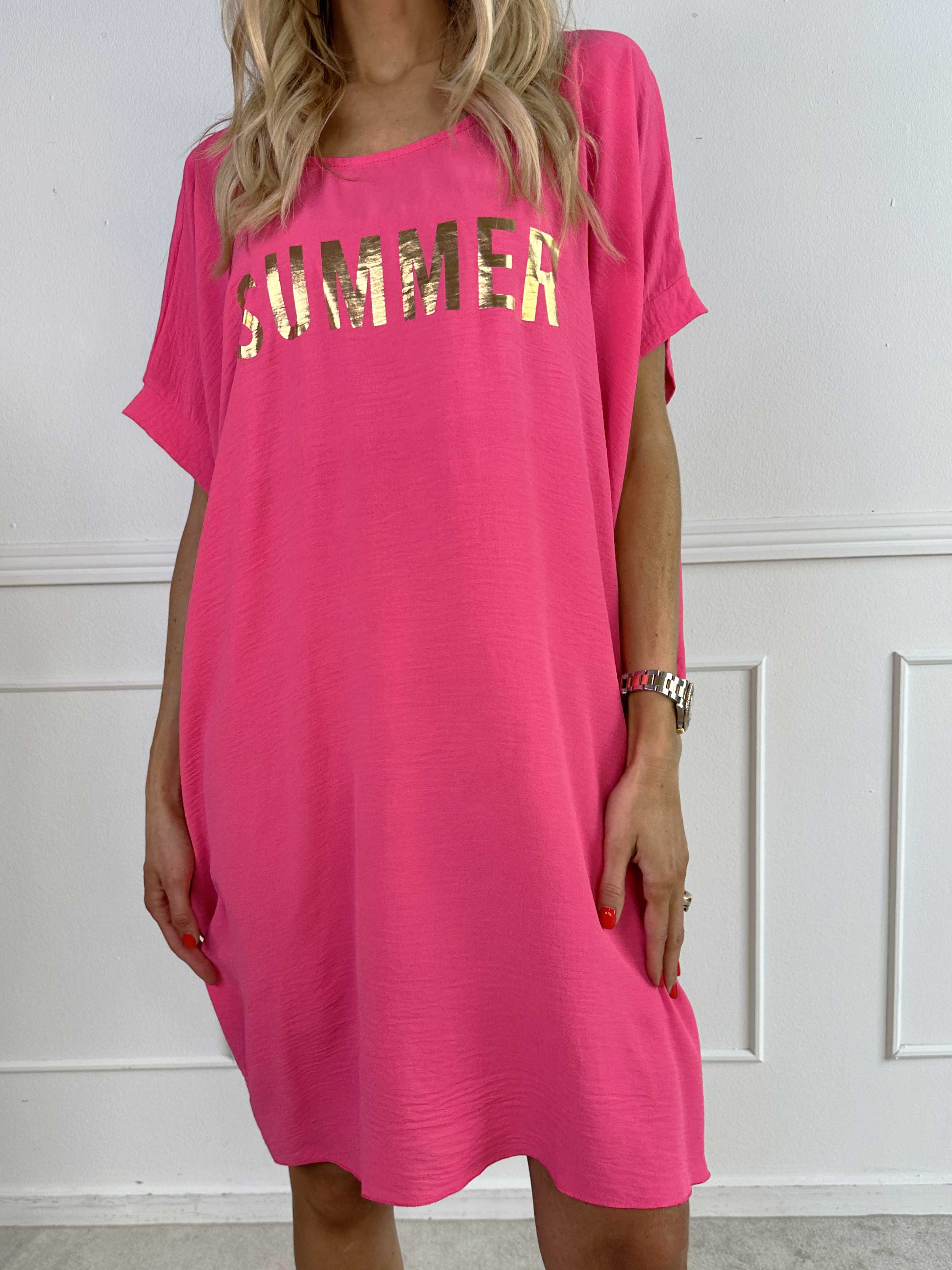 Bine - Söt klänning med lös passform och guldtryck på bröstet