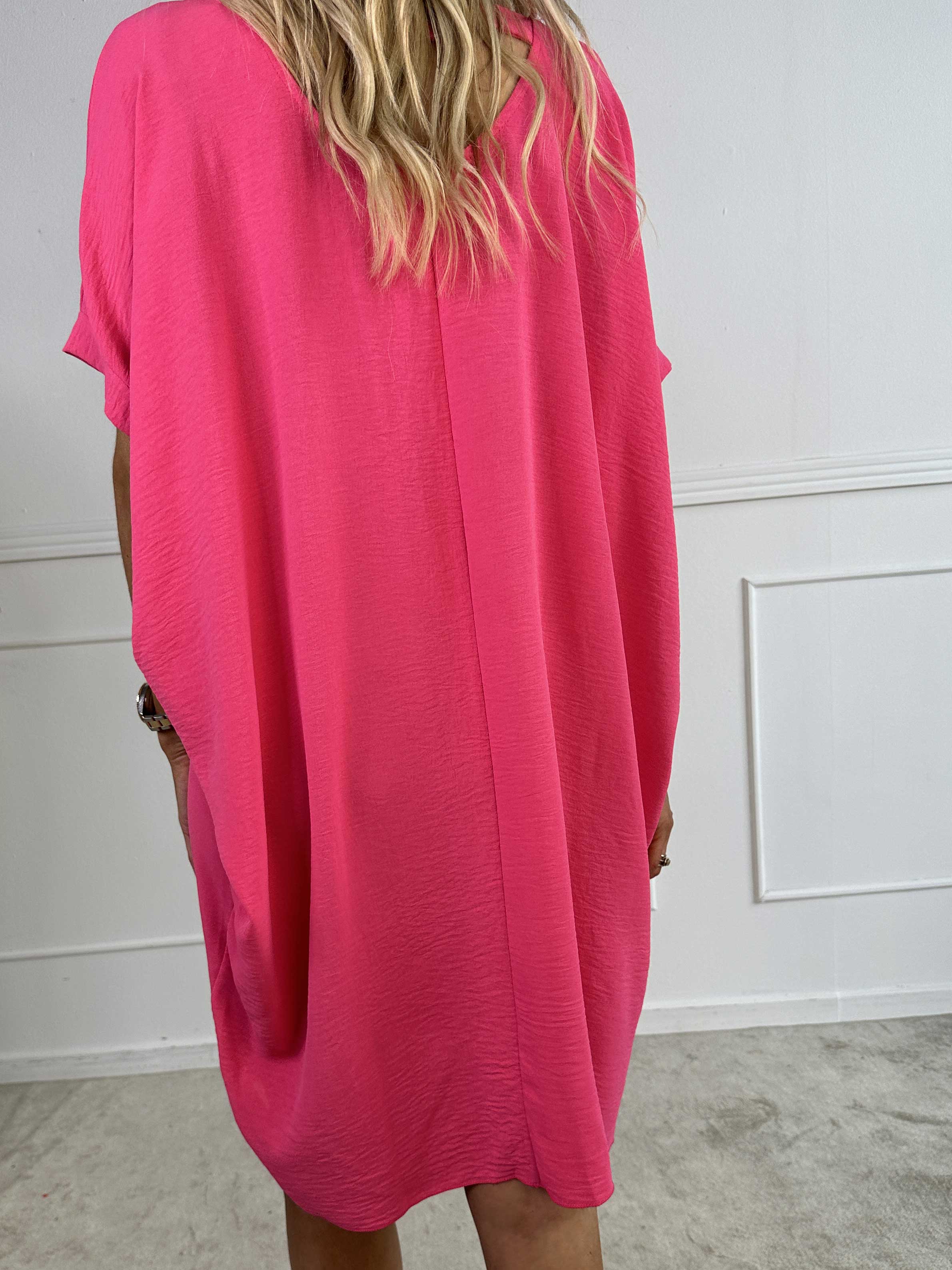 Bine - Söt klänning med lös passform och guldtryck på bröstet