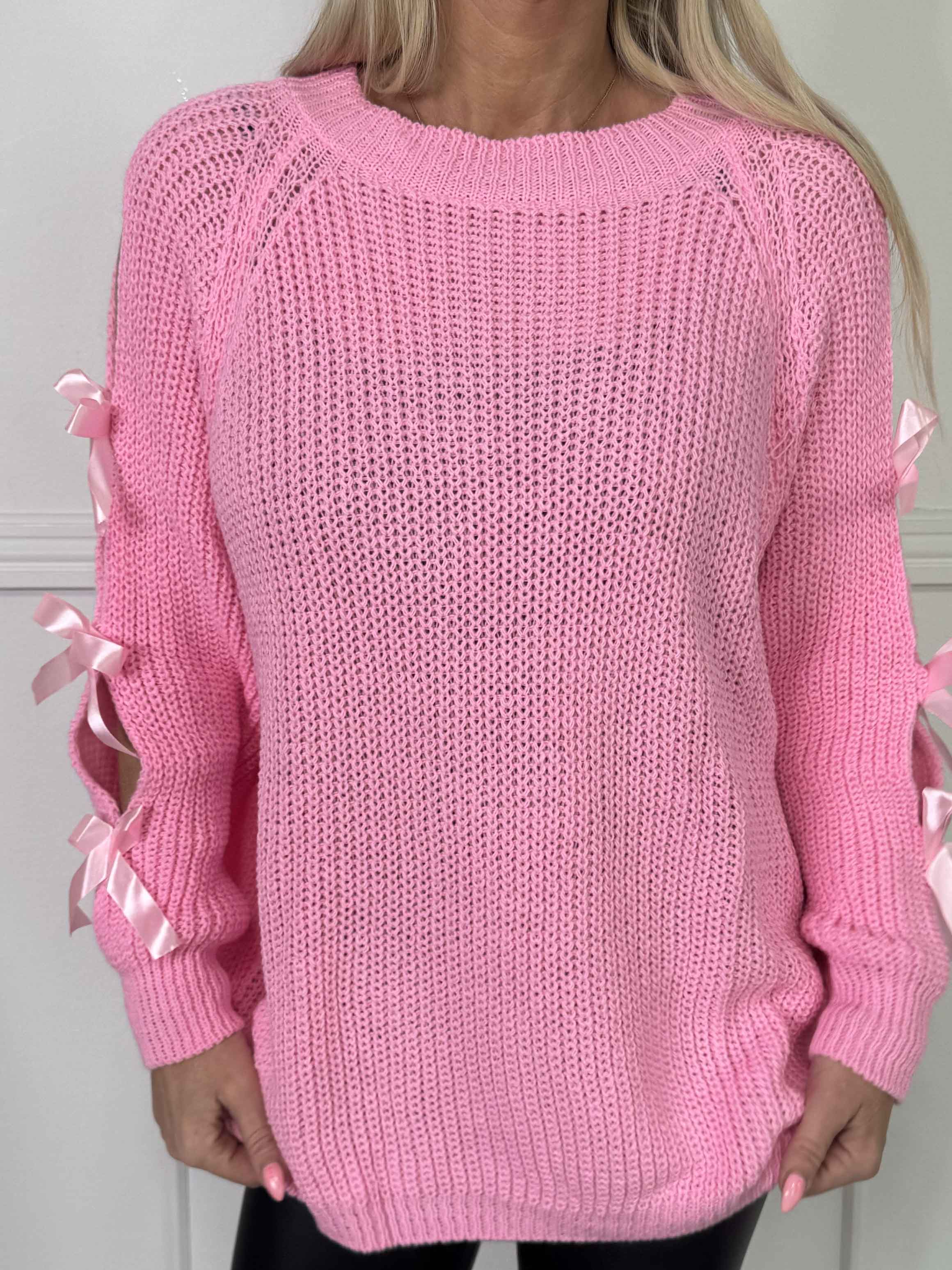 Birtha - Strikbluse med små åbninger og sløjfer på ærmet