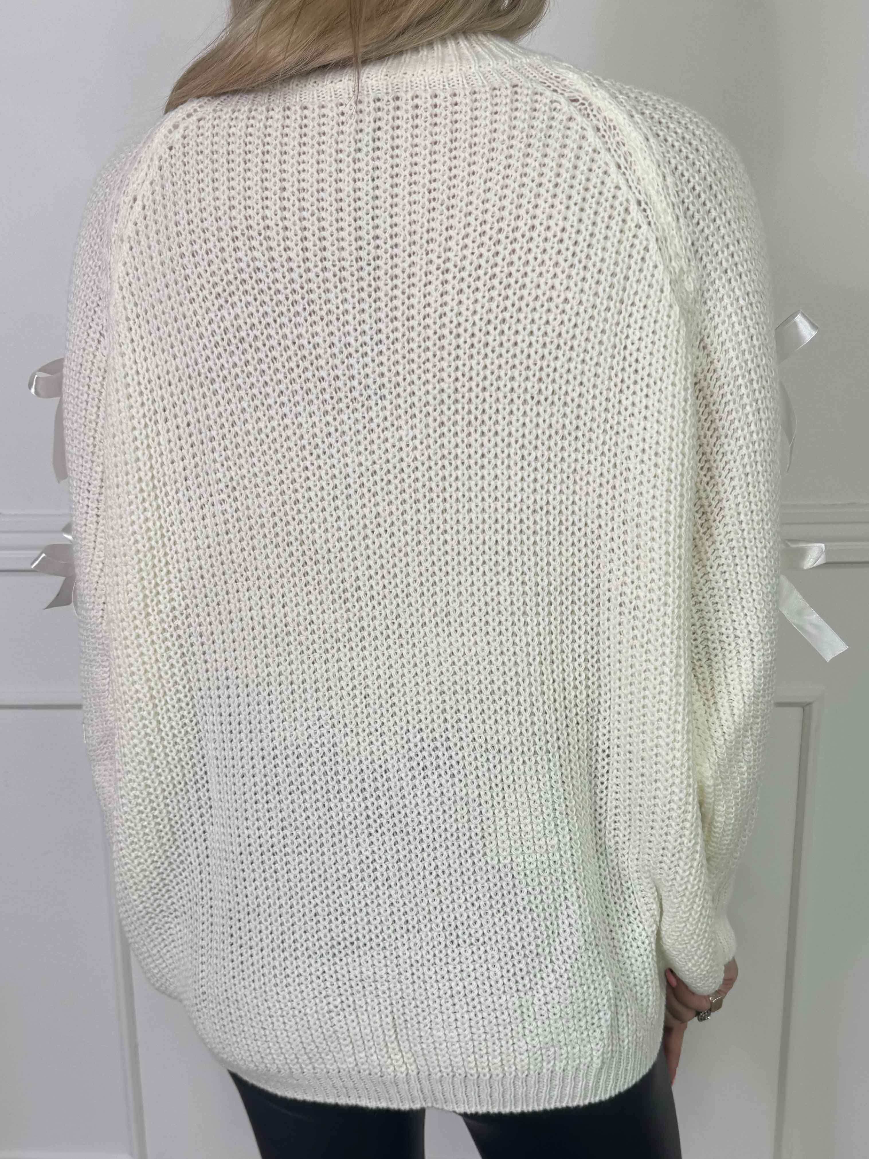 Birtha - Strikbluse med små åbninger og sløjfer på ærmet