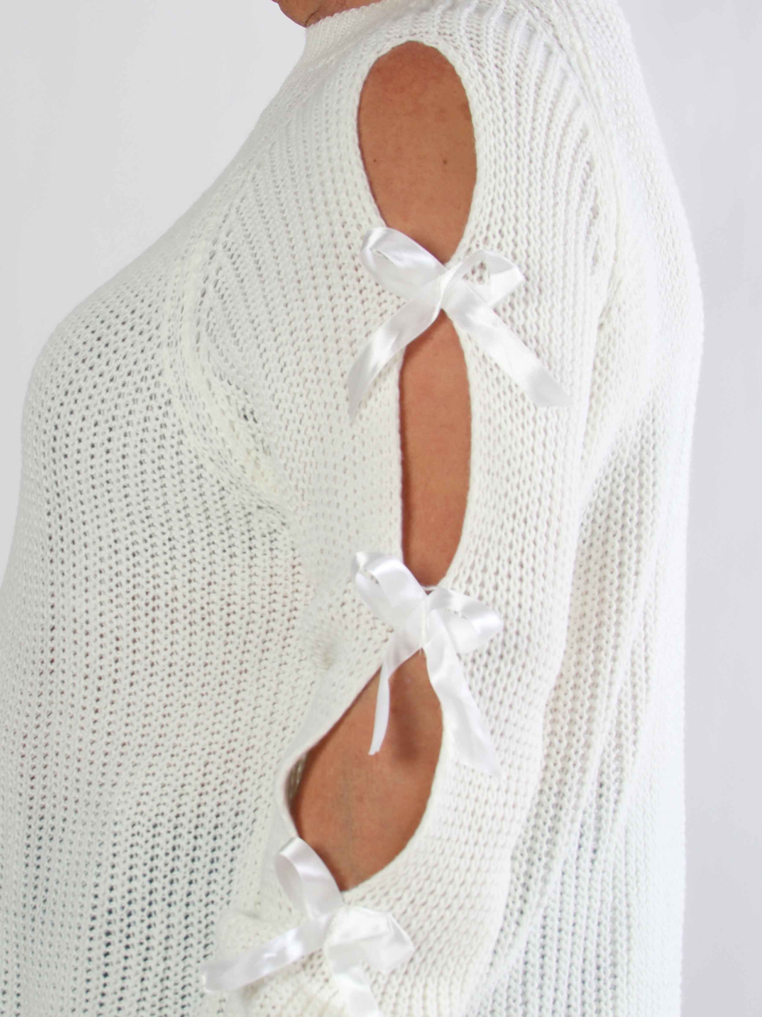 Birtha - Plus size strikbluse med små åbninger og sløjfer på ærmet