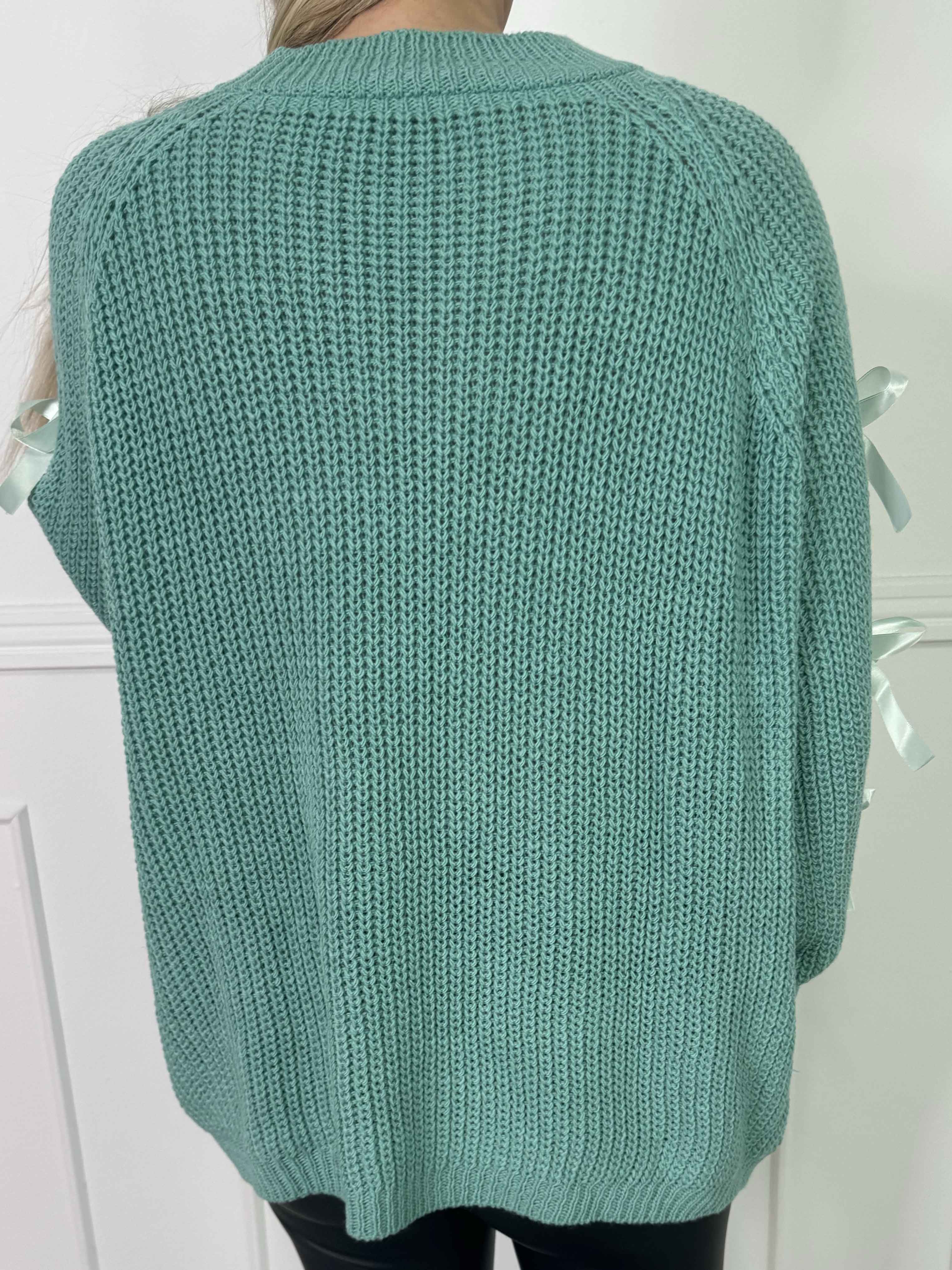 Birtha - Strikbluse med små åbninger og sløjfer på ærmet