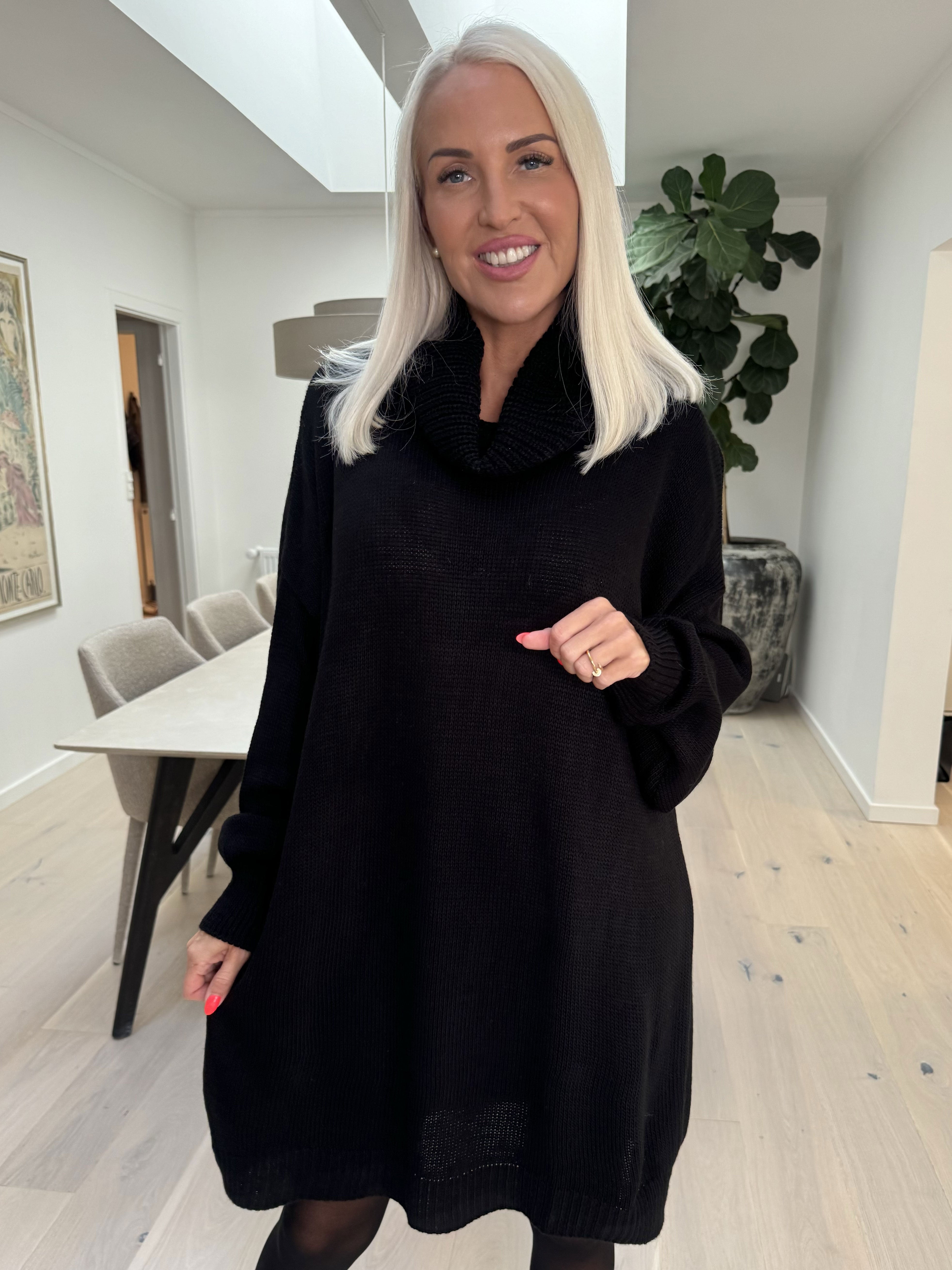 Blair - Enfärgad stickad klänning med polokrage