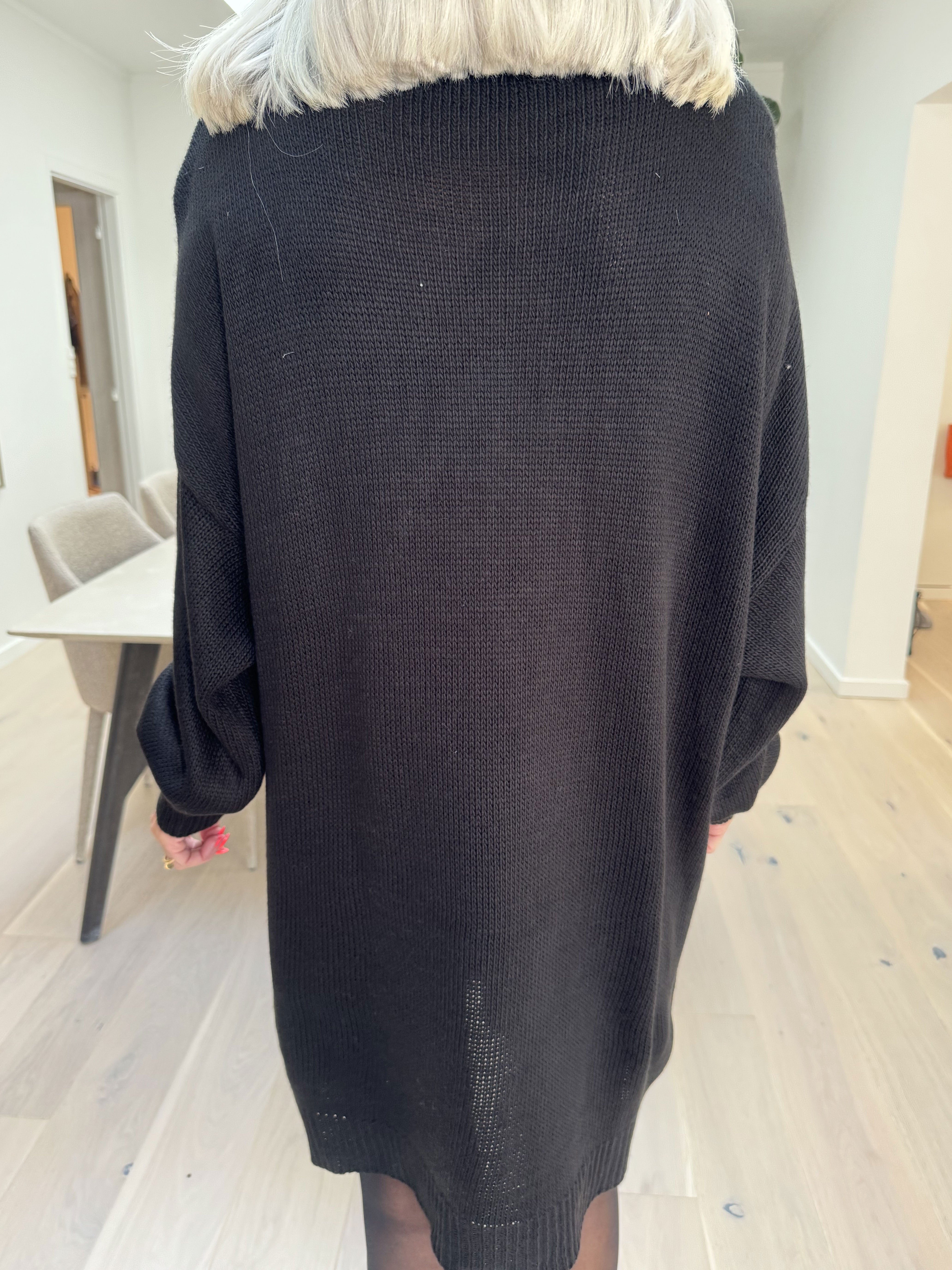 Blair - Enfärgad stickad klänning med polokrage