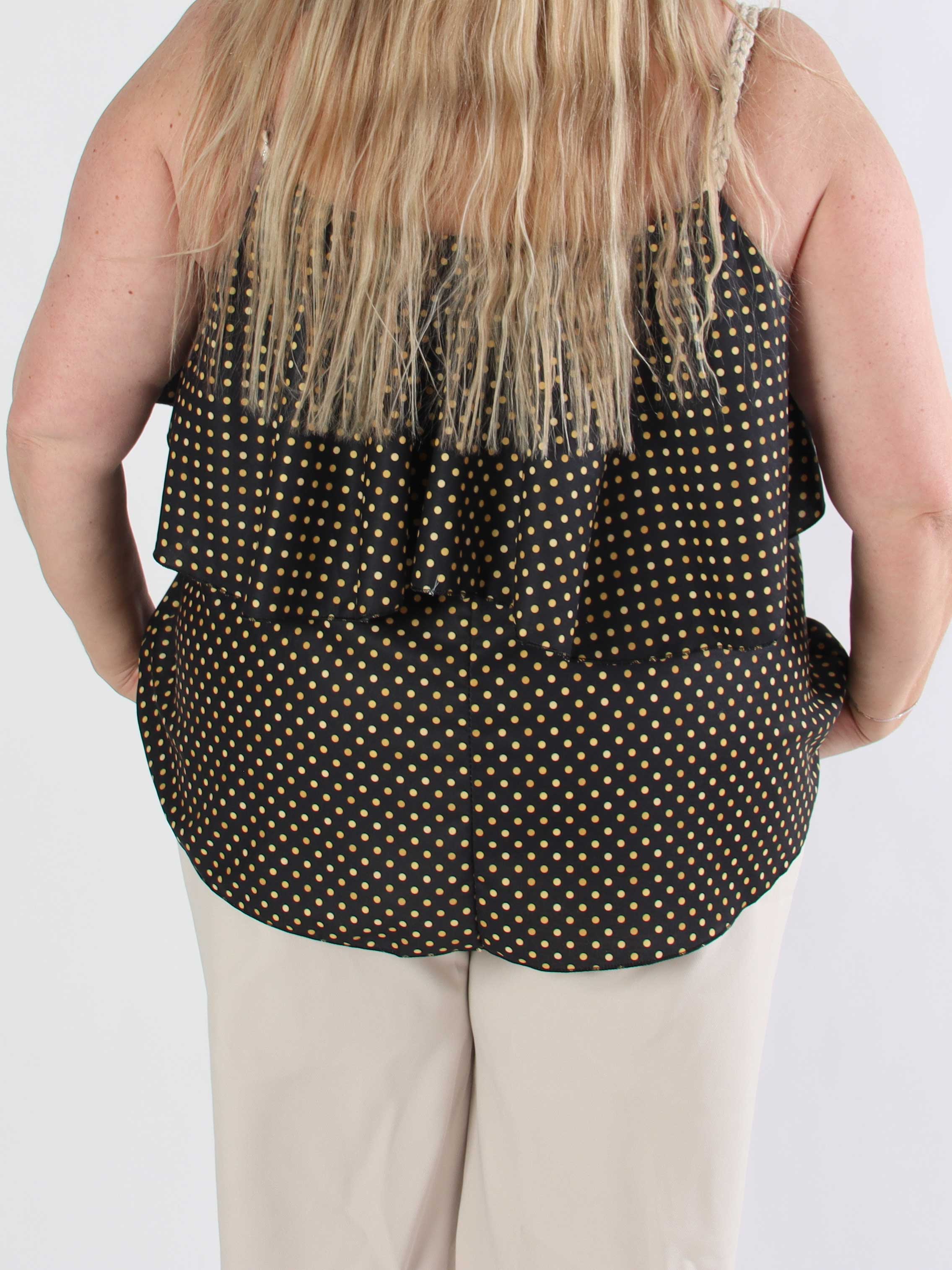 Blanca Dot Top - Prickig plus size topp med volangkant och flätade axelband