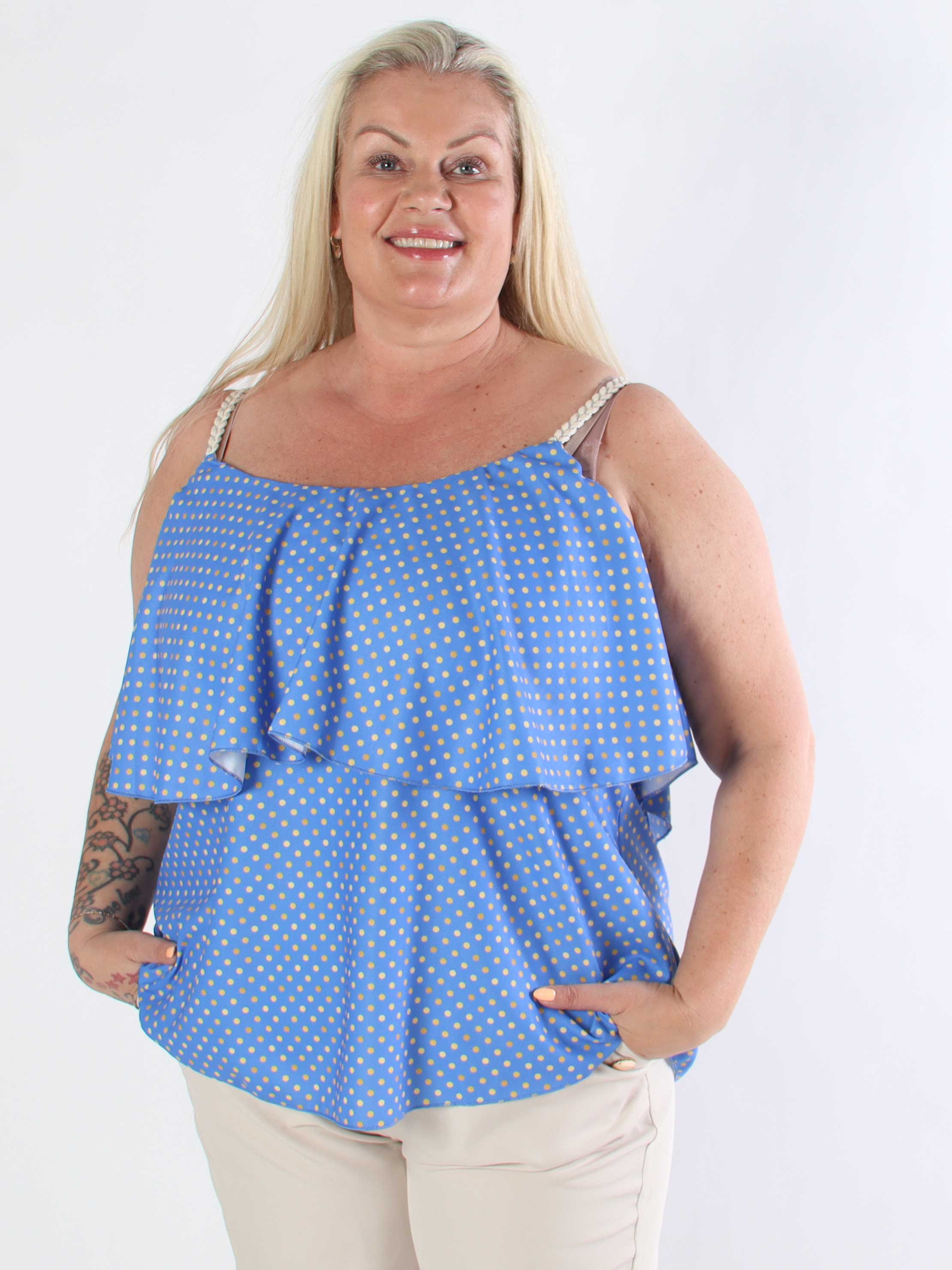 Blanca Dot Top - Prickig plus size topp med volangkant och flätade axelband