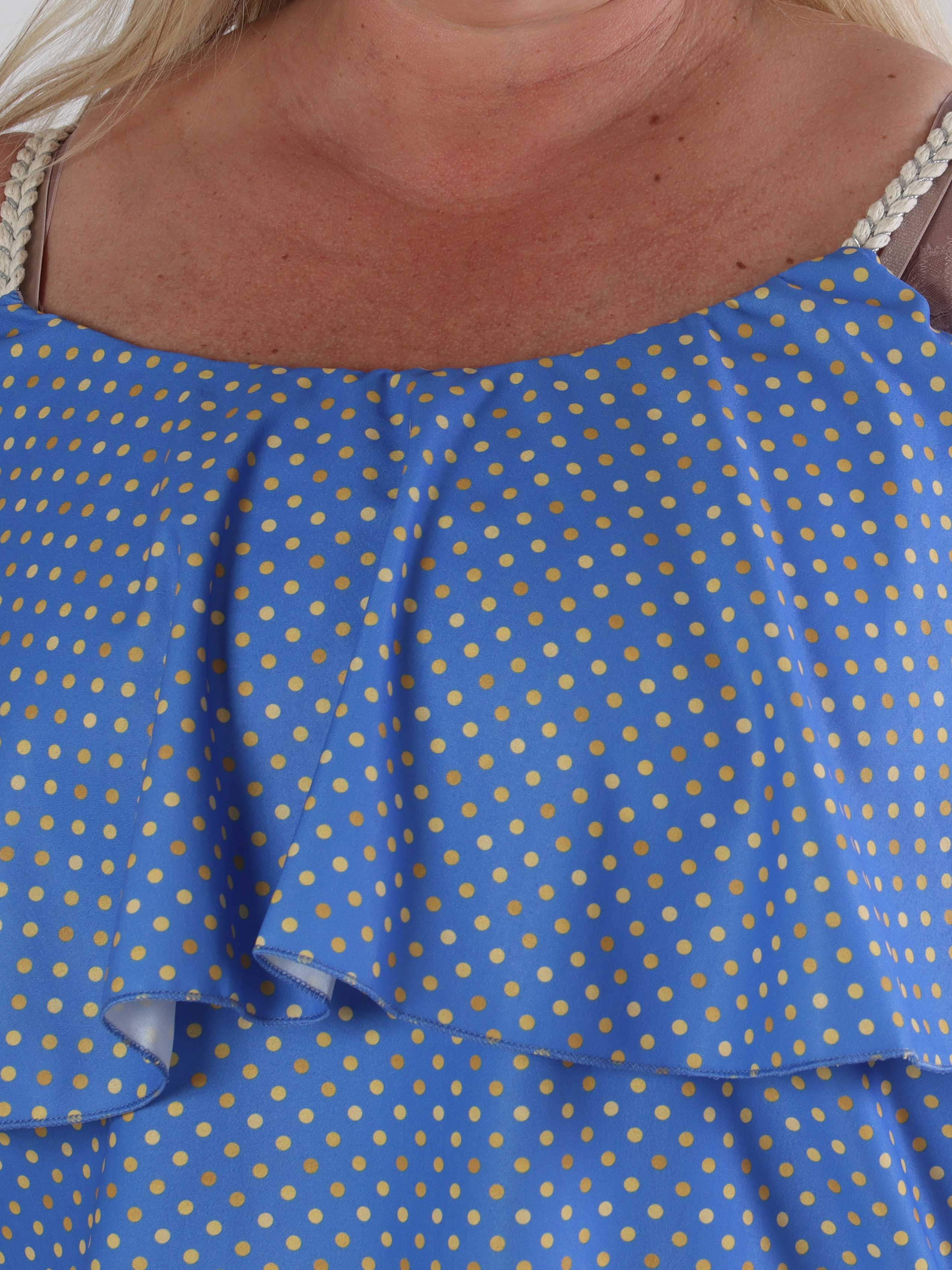 Blanca Dot Top - Prickig plus size topp med volangkant och flätade axelband