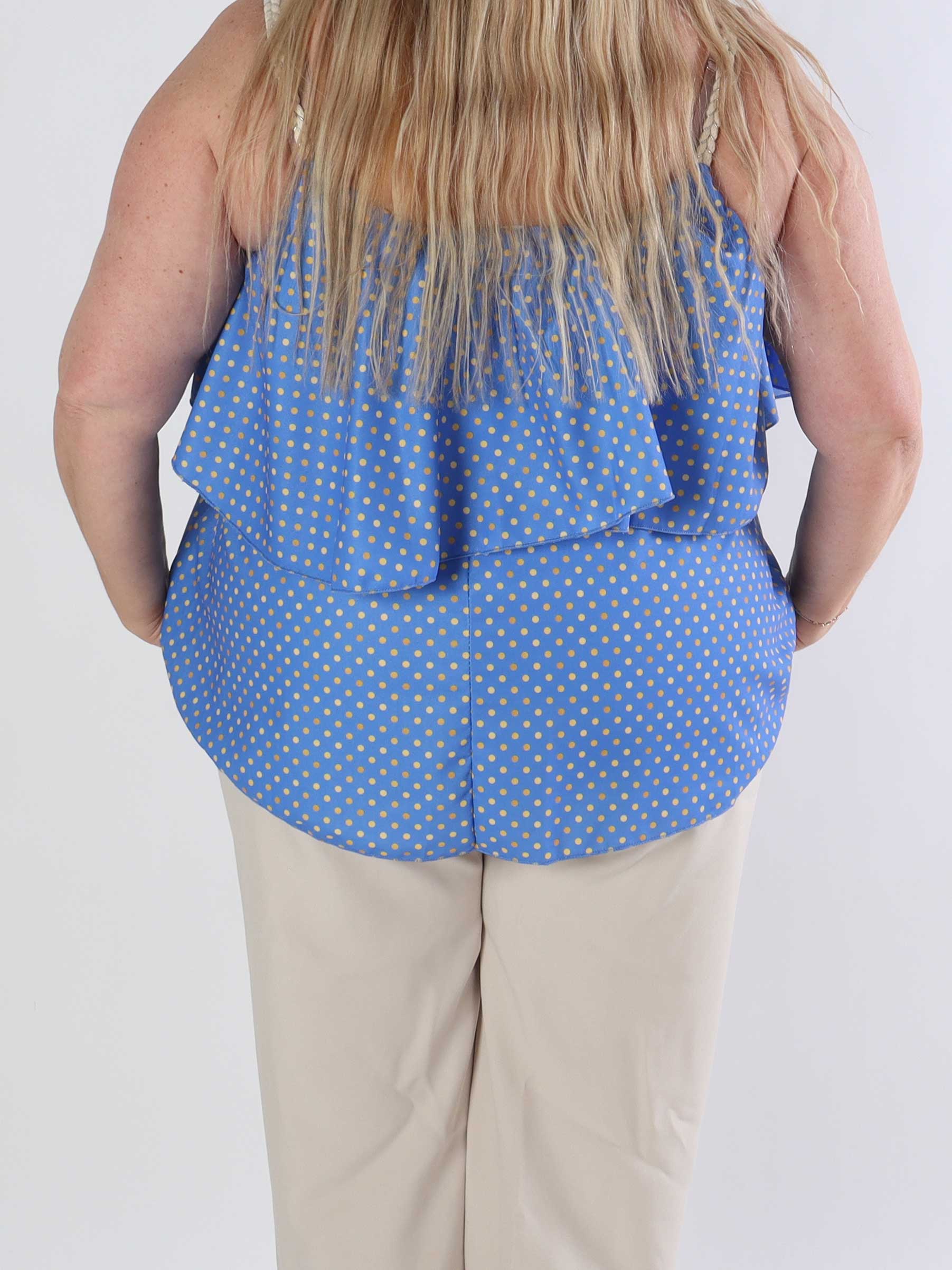 Blanca Dot Top - Prickig plus size topp med volangkant och flätade axelband