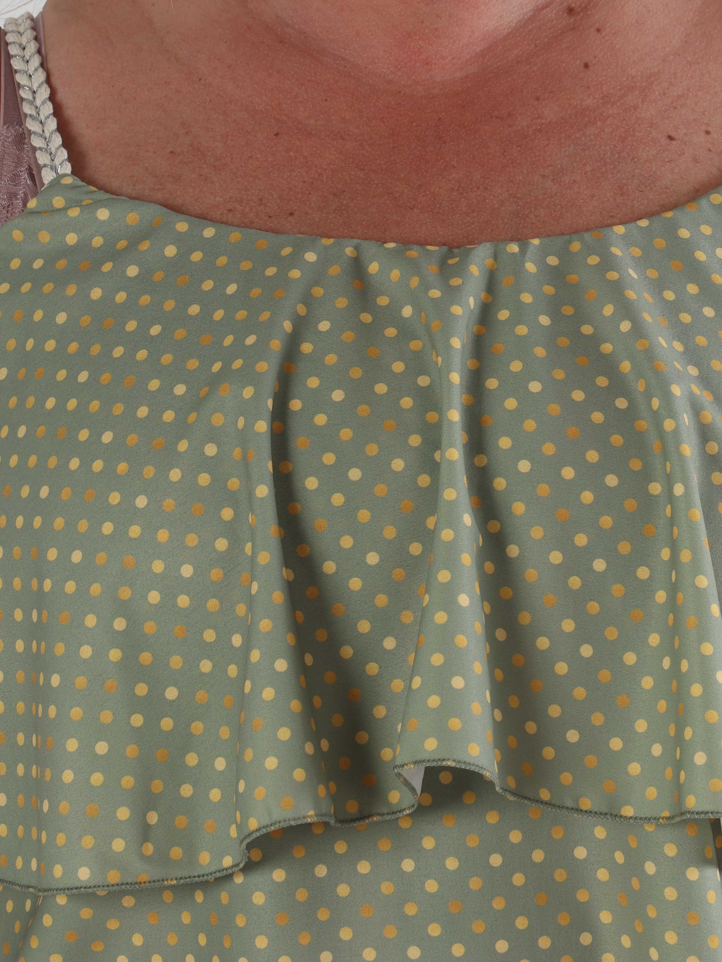 Blanca Dot Top - Prickig plus size topp med volangkant och flätade axelband