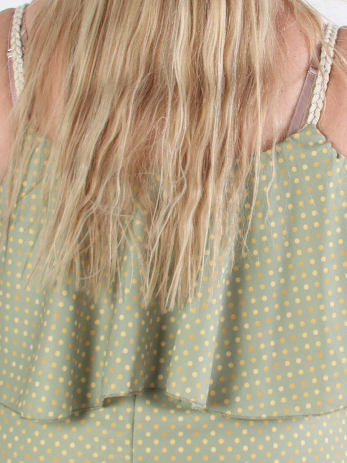 Blanca Dot Top - Prickig plus size topp med volangkant och flätade axelband