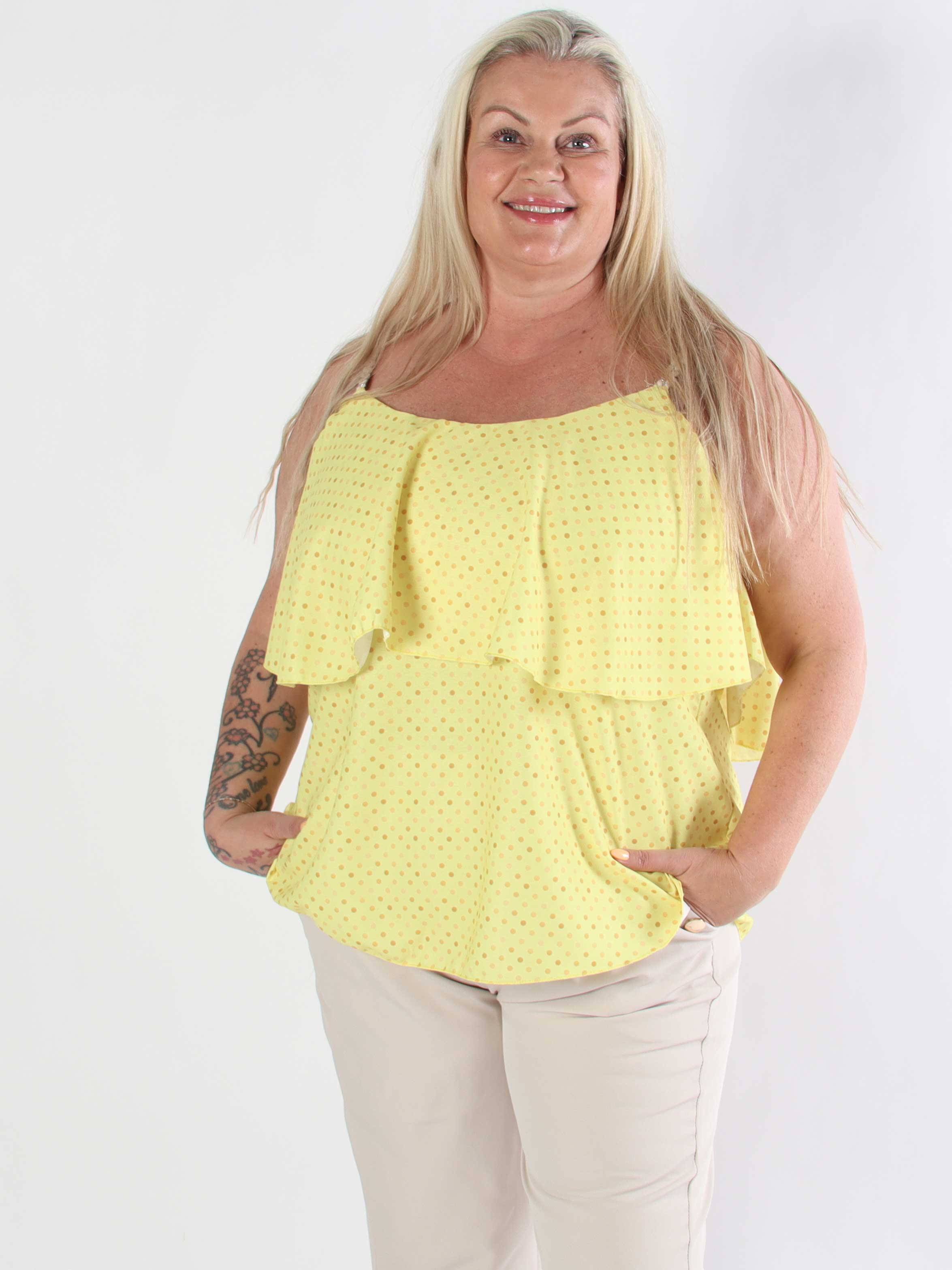Blanca Dot Top - Prickig plus size topp med volangkant och flätade axelband