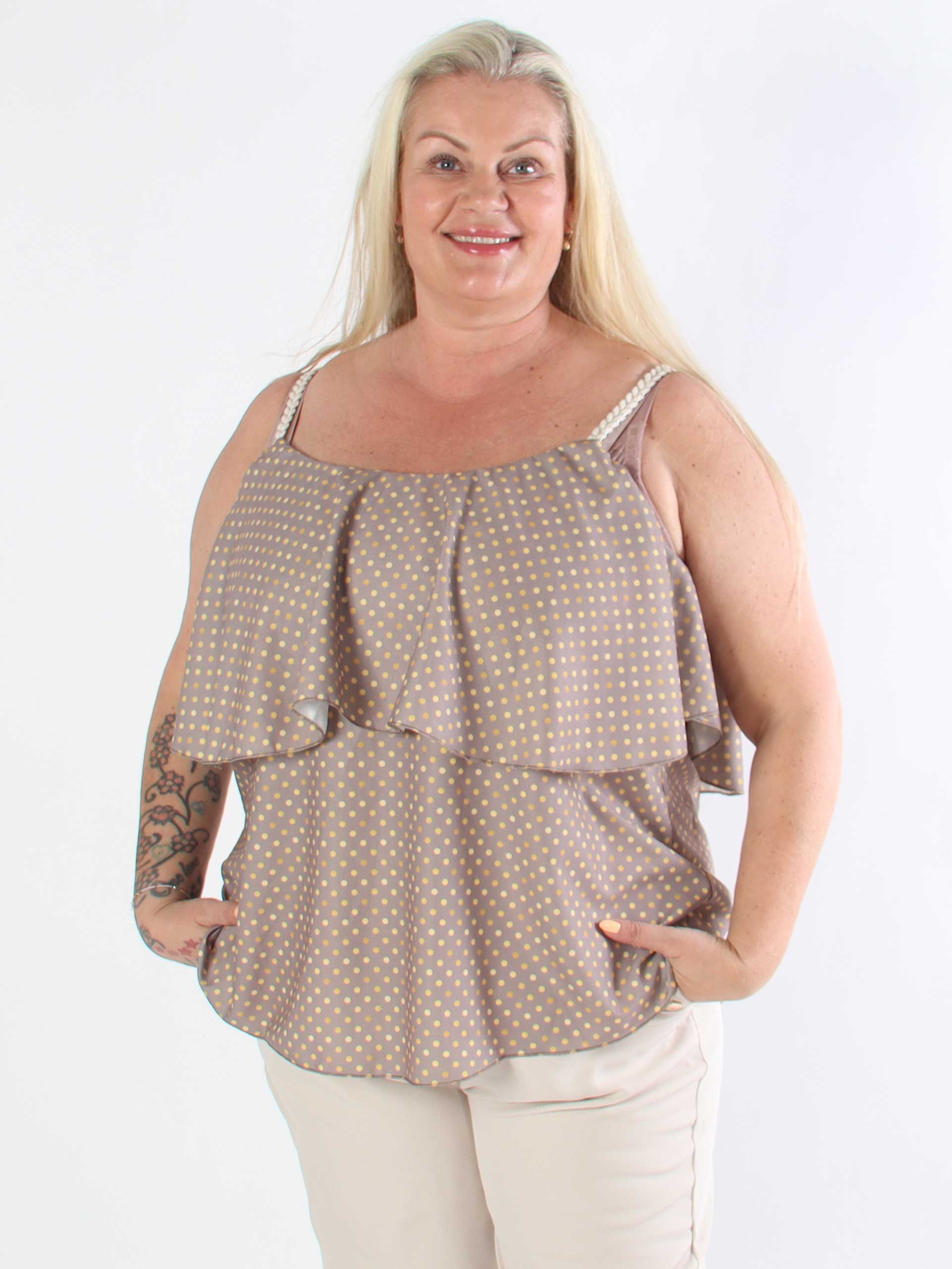 Blanca Dot Top - Prickig plus size topp med volangkant och flätade axelband