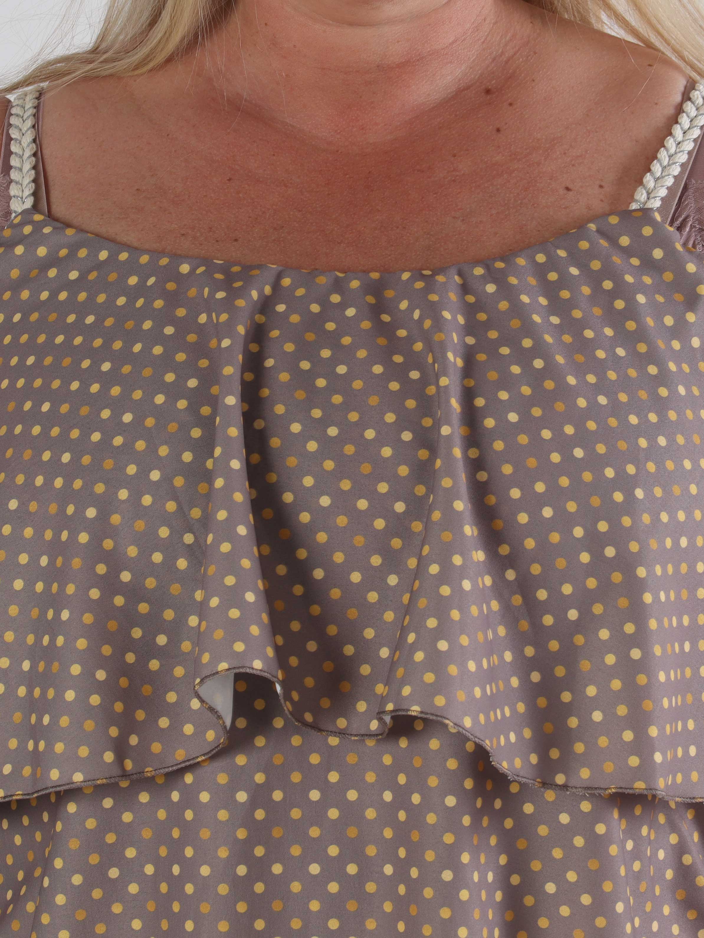 Blanca Dot Top - Prickig plus size topp med volangkant och flätade axelband