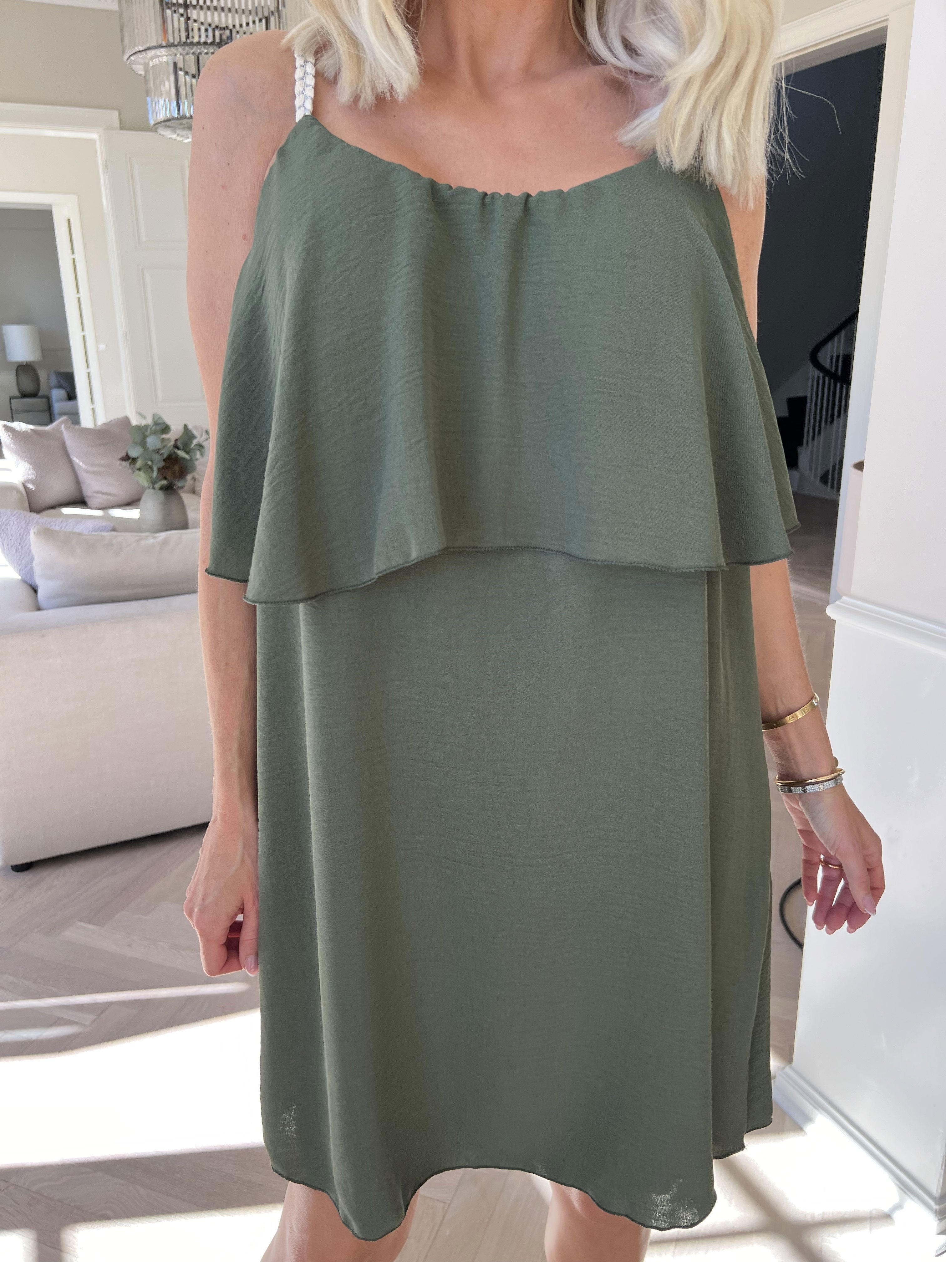 Blanca - Klänning med volanger och flätade band