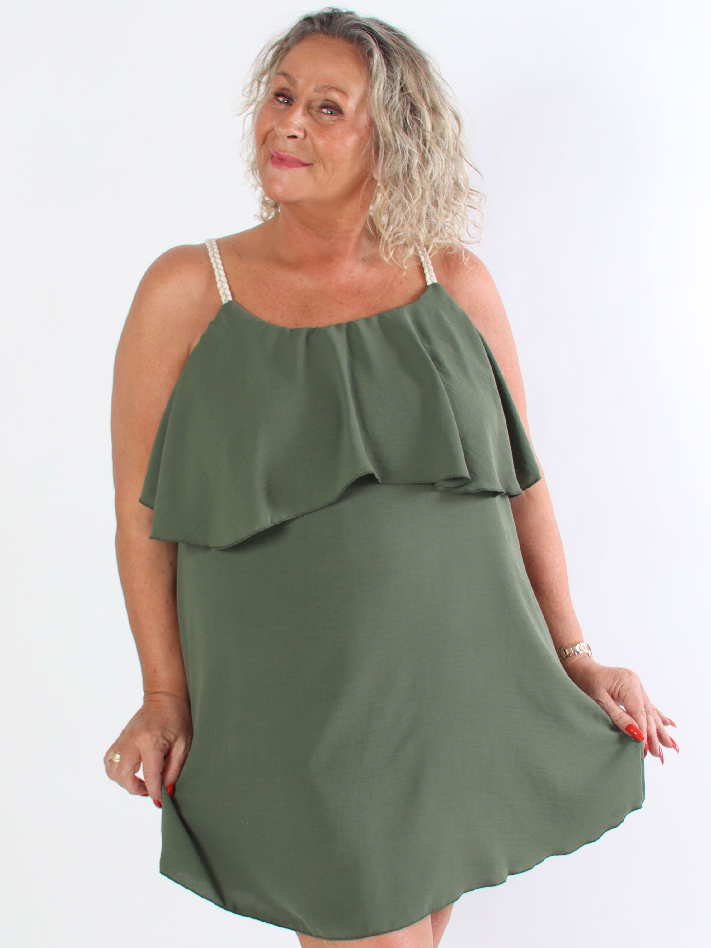 Blanca - Volangklänning i stor storlek med flätade axelband